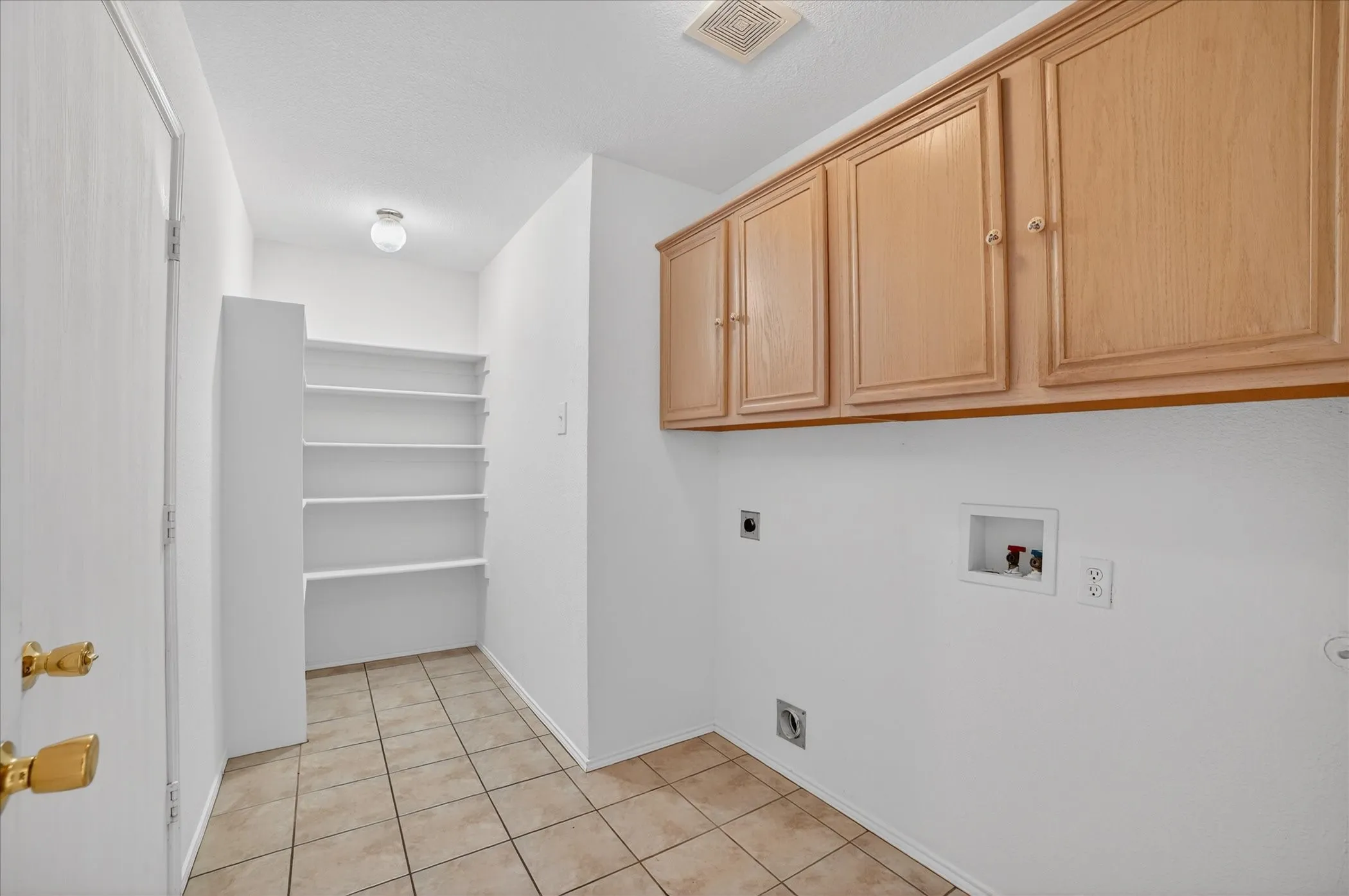 Single Family Residence For Sale in Ellis County , 1201 Rye Glen Drive, Midlothian, Texas 76065, 3 Bedroom, 2 Bathroom, 2 Garage spaces, 1,593 Sqft, built in 2002, Preowned, mls#21238084, Real Estate Agent in Midlothian, Homes For Sale in Ellis county, Homes For Sale in Midlothian, Realtor in Midlothian Texas, Real Estate Brokerage Independent Realty Texas, Luminita Cordes Realtor