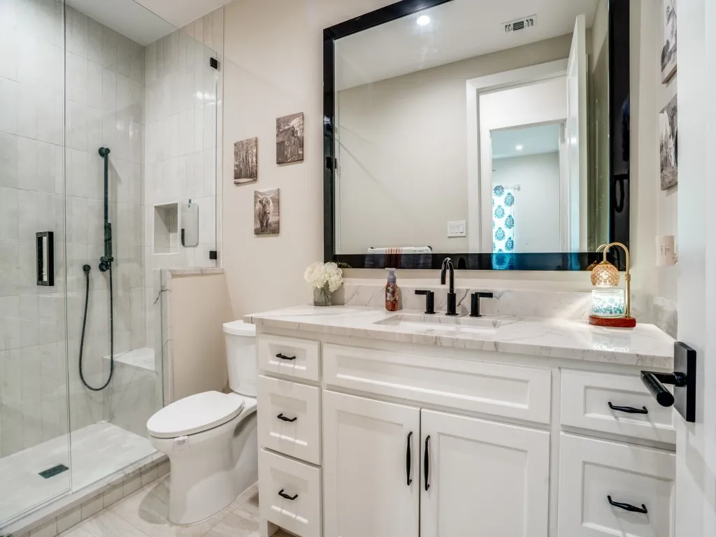 Guest house secondary bathroom