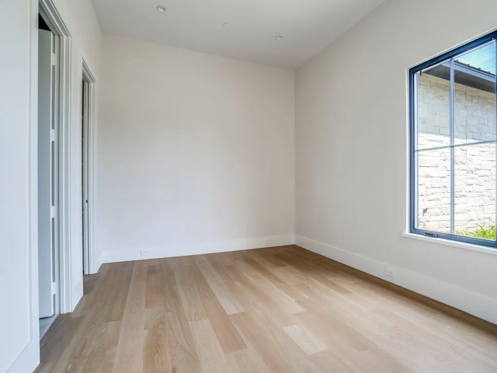 2 Guest bedrooms in the main house are located in their own wing of the home. Each includes an ensuite bath and walk in closet.