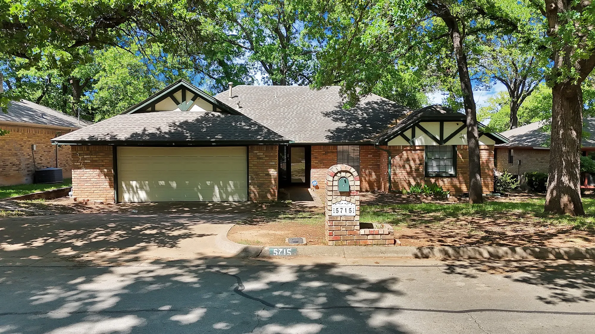 Single Family Residence For Sale in Tarrant County , 5715 Trail Crest Drive, Arlington, Texas 76017, 3 Bedrooms, 3 Bathrooms, 2 Garage spaces, 1,894 Sqft, built in 1977, Price $320,000, mls#21237631, Real Estate Agent in Arlington, Homes For Sale in Tarrant county, Homes For Sale in Arlington, Realtor in Arlington Texas, Real Estate Brokerage Independent Realty Texas, Luminita Cordes Realtor
