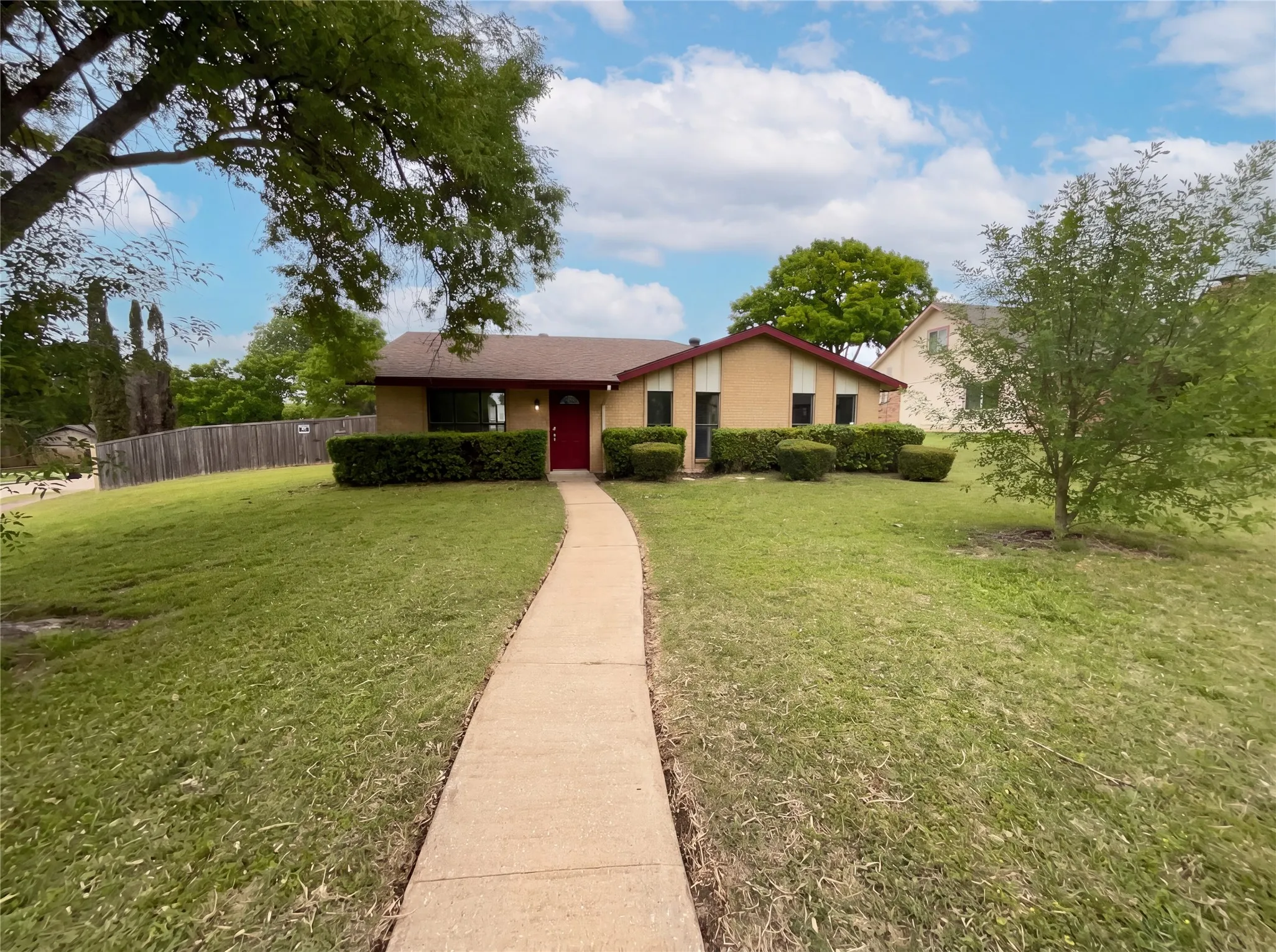 Single Family Residence For Sale in Collin County , 3801 Grecian Court, Plano, Texas 75074, 3 Bedroom, 2 Bathroom, 2 Garage spaces, 1,426 Sqft, built in 1982, Preowned, mls#21239076, Real Estate Agent in Plano, Homes For Sale in Collin county, Homes For Sale in Plano, Realtor in Plano Texas, Real Estate Brokerage Independent Realty Texas, Luminita Cordes Realtor