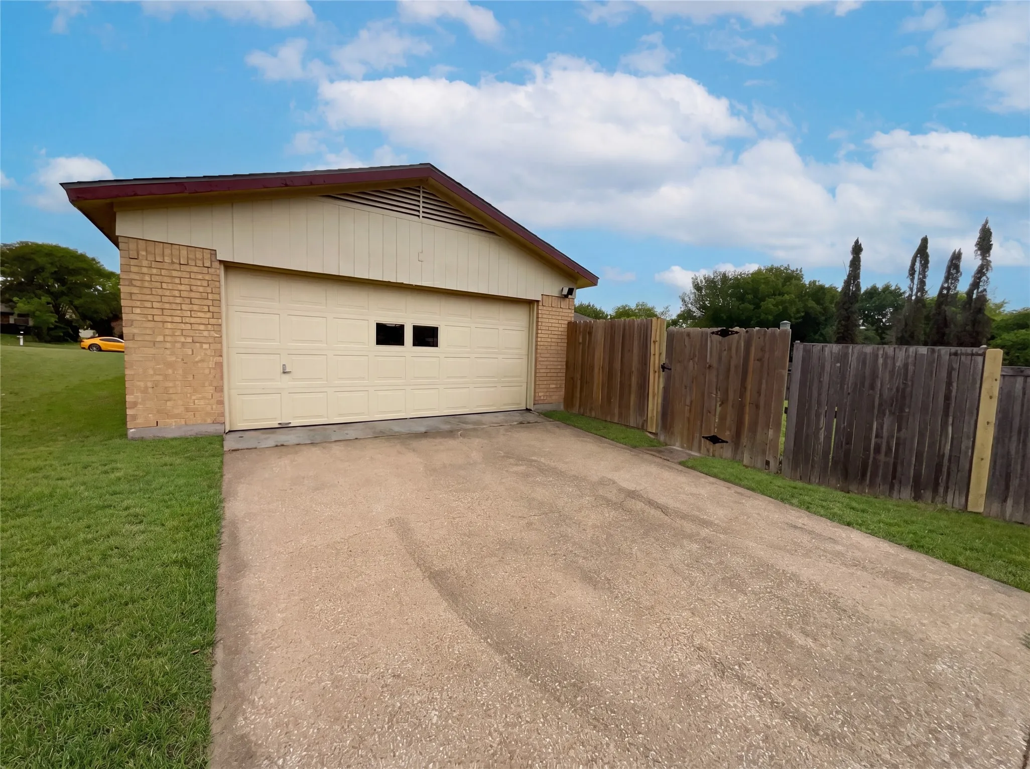 Single Family Residence For Sale in Collin County , 3801 Grecian Court, Plano, Texas 75074, 3 Bedroom, 2 Bathroom, 2 Garage spaces, 1,426 Sqft, built in 1982, Preowned, mls#21239076, Real Estate Agent in Plano, Homes For Sale in Collin county, Homes For Sale in Plano, Realtor in Plano Texas, Real Estate Brokerage Independent Realty Texas, Luminita Cordes Realtor