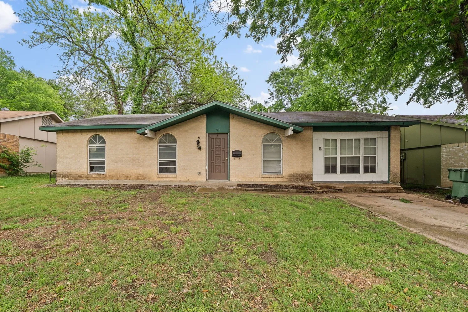 Single Family Residence For Sale in Dallas County , 214 Independence Drive, Garland, Texas 75043, 3 Bedroom, 2 Bathroom, Garage spaces, 1,316 Sqft, built in 1971, Preowned, mls#21234307, Real Estate Agent in Garland, Homes For Sale in Dallas county, Homes For Sale in Garland, Realtor in Garland Texas, Real Estate Brokerage Independent Realty Texas, Luminita Cordes Realtor