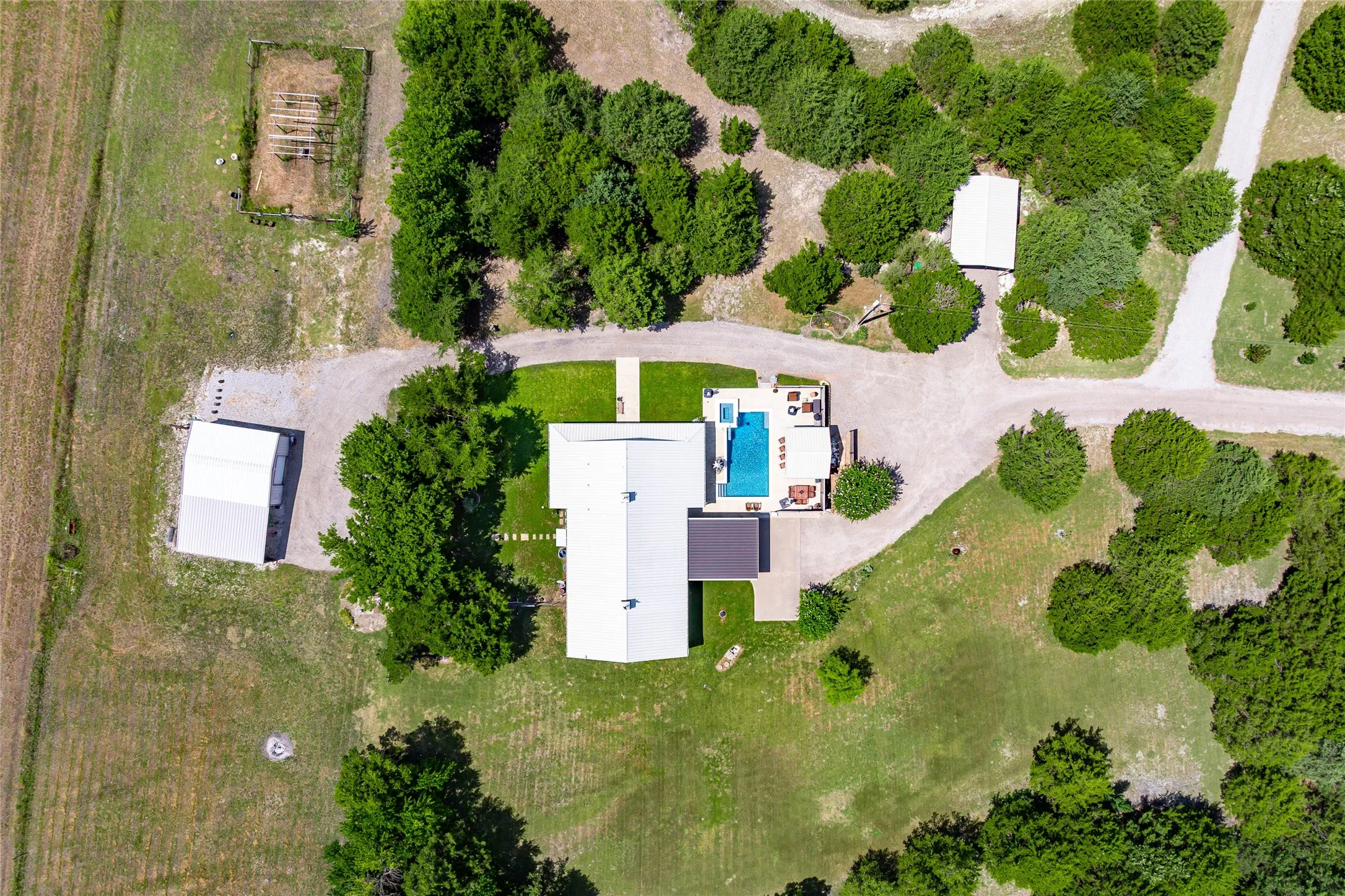 Main Building 2 bedroom Pool Spa Outdoor Kitchen & SHOP