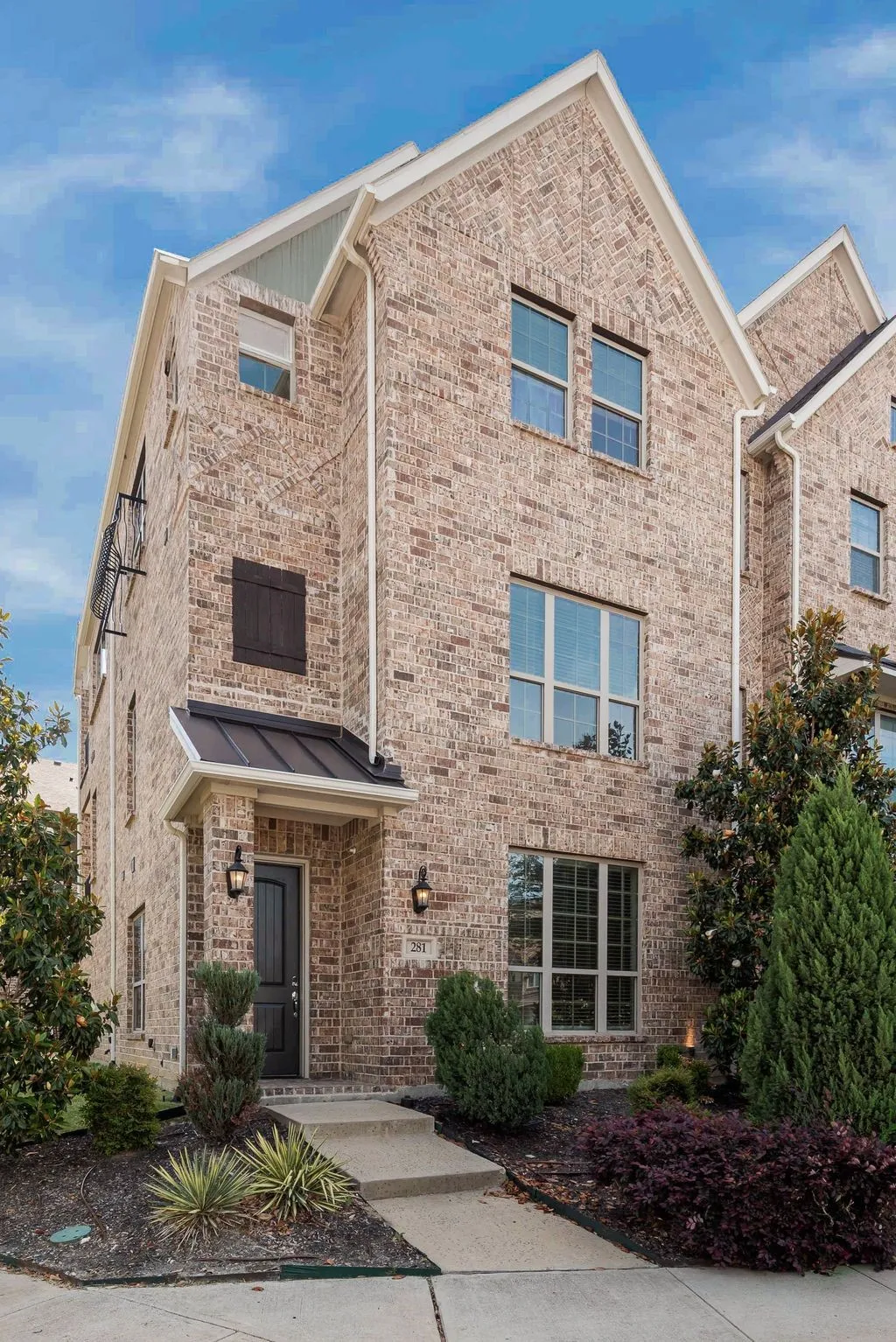 Townhouse For Sale in Denton County , 281 Scotia Street, Lewisville, Texas 75056, 4 Bedrooms, 4 Bathrooms, 2 Garage spaces, 2,313 Sqft, built in 2017, Preowned, Price $457,000, mls#21239295, Real Estate Agent in Lewisville, Homes For Sale in Denton county, Homes For Sale in Lewisville, Realtor in Lewisville Texas, Real Estate Brokerage Independent Realty Texas, Luminita Cordes Realtor