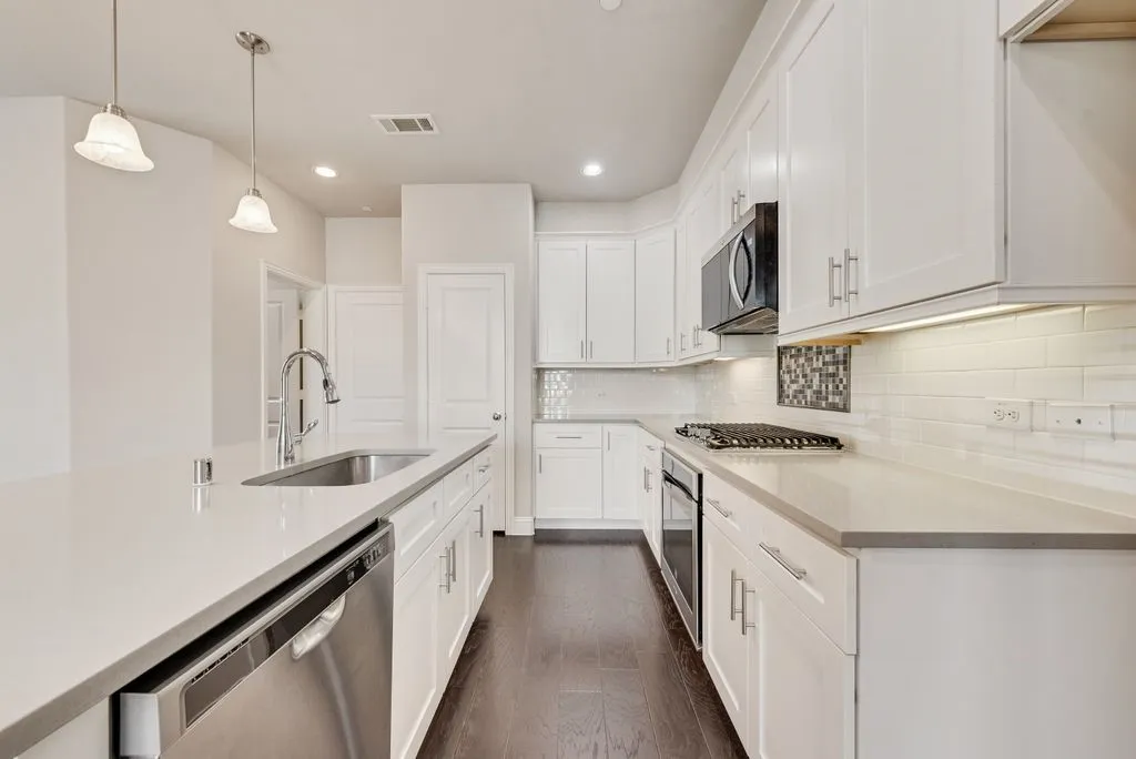 Townhouse For Sale in Denton County , 281 Scotia Street, Lewisville, Texas 75056, 4 Bedrooms, 4 Bathrooms, 2 Garage spaces, 2,313 Sqft, built in 2017, Preowned, Price $457,000, mls#21239295, Real Estate Agent in Lewisville, Homes For Sale in Denton county, Homes For Sale in Lewisville, Realtor in Lewisville Texas, Real Estate Brokerage Independent Realty Texas, Luminita Cordes Realtor