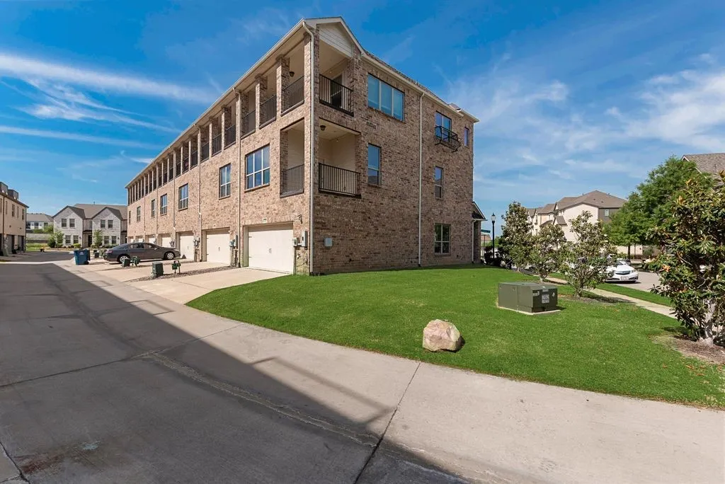 Townhouse For Sale in Denton County , 281 Scotia Street, Lewisville, Texas 75056, 4 Bedrooms, 4 Bathrooms, 2 Garage spaces, 2,313 Sqft, built in 2017, Preowned, Price $457,000, mls#21239295, Real Estate Agent in Lewisville, Homes For Sale in Denton county, Homes For Sale in Lewisville, Realtor in Lewisville Texas, Real Estate Brokerage Independent Realty Texas, Luminita Cordes Realtor