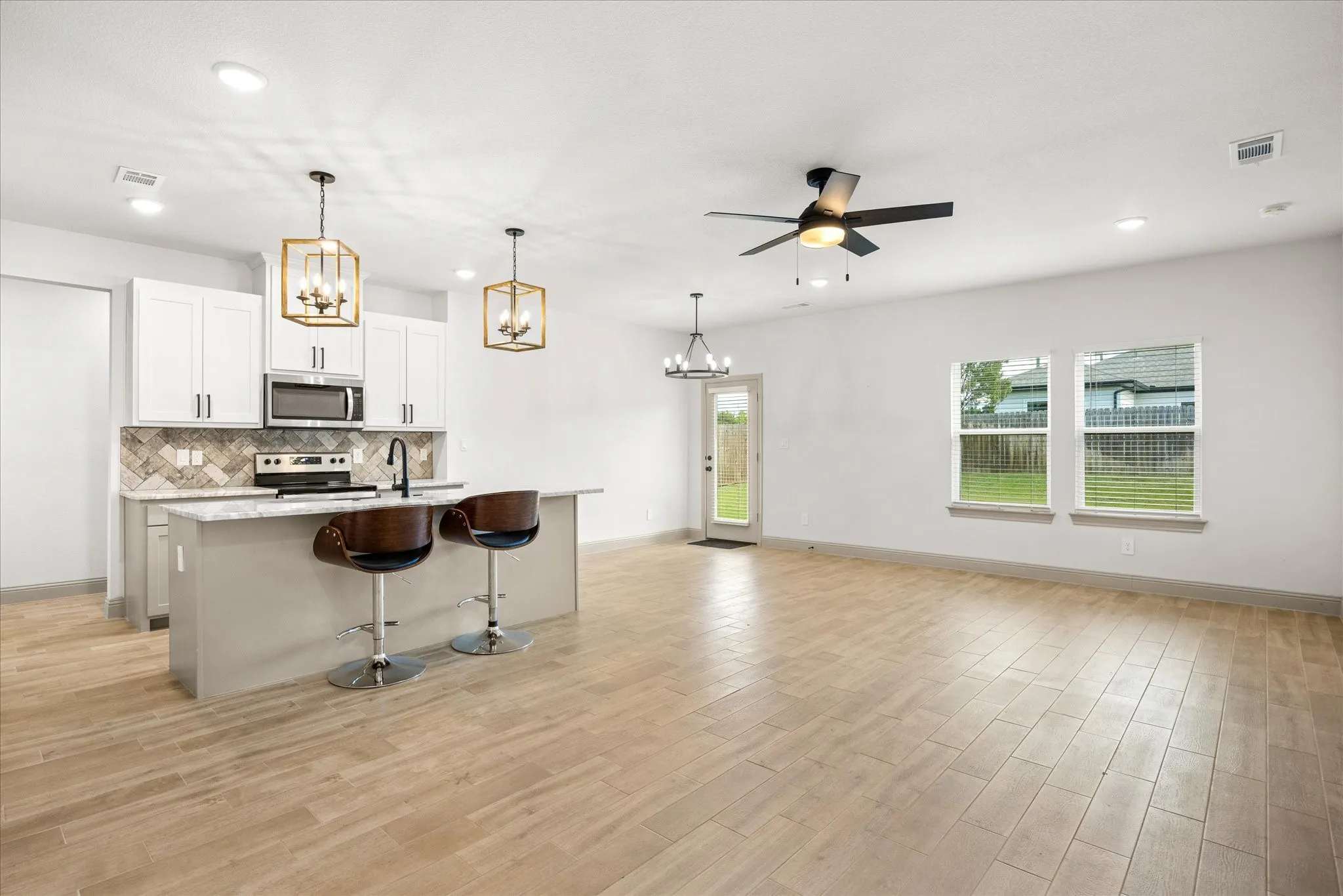 Single Family Residence For Sale in Hood County , 5707 Stonegate Circle, Granbury, Texas 76048, 3 Bedroom, 2 Bathroom, 2 Garage spaces, 1,619 Sqft, built in 2024, mls#21234718, Real Estate Agent in Granbury, Homes For Sale in Hood county, Homes For Sale in Granbury, Realtor in Granbury Texas, Real Estate Brokerage Independent Realty Texas, Luminita Cordes Realtor