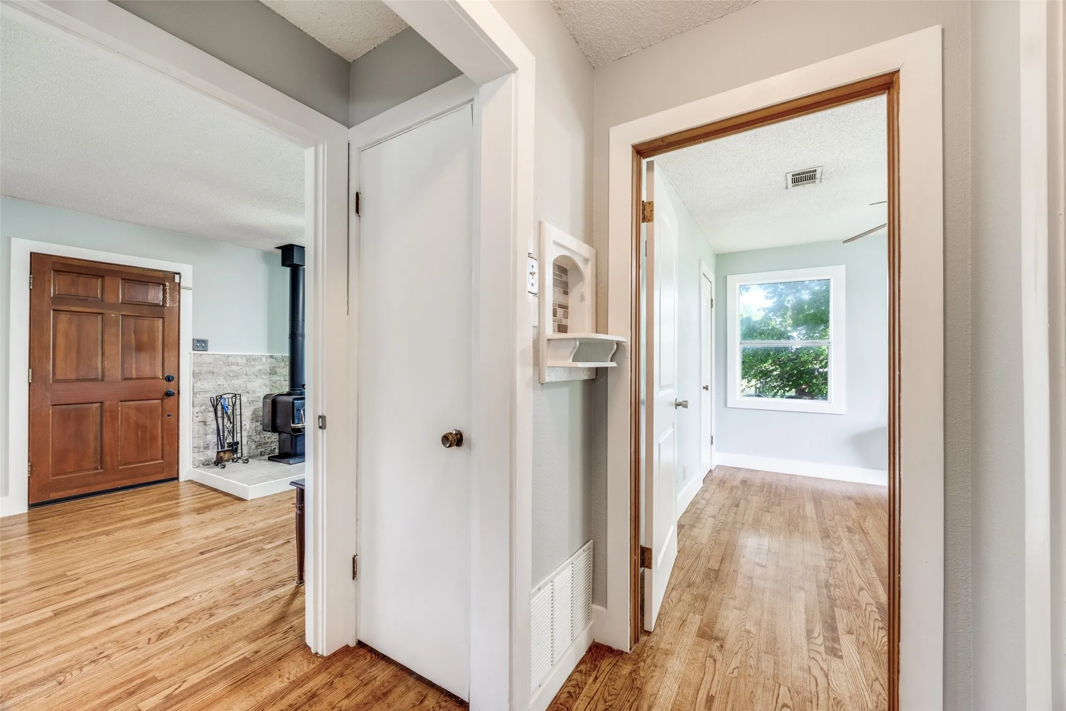 Single Family Residence For Sale in Grayson County , 4440 Dripping Springs Road, Sherman, Texas 75090, 3 Bedroom, 2 Bathroom, Garage spaces, 1,286 Sqft, built in 2001, Preowned, Price $380,000, mls#21228256, Real Estate Agent in Sherman, Homes For Sale in Grayson county, Homes For Sale in Sherman, Realtor in Sherman Texas, Real Estate Brokerage Independent Realty Texas, Luminita Cordes Realtor