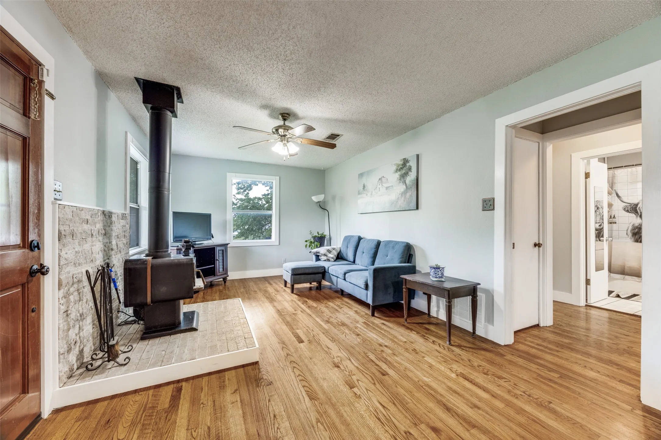 Single Family Residence For Sale in Grayson County , 4440 Dripping Springs Road, Sherman, Texas 75090, 3 Bedroom, 2 Bathroom, Garage spaces, 1,286 Sqft, built in 2001, Preowned, Price $380,000, mls#21228256, Real Estate Agent in Sherman, Homes For Sale in Grayson county, Homes For Sale in Sherman, Realtor in Sherman Texas, Real Estate Brokerage Independent Realty Texas, Luminita Cordes Realtor
