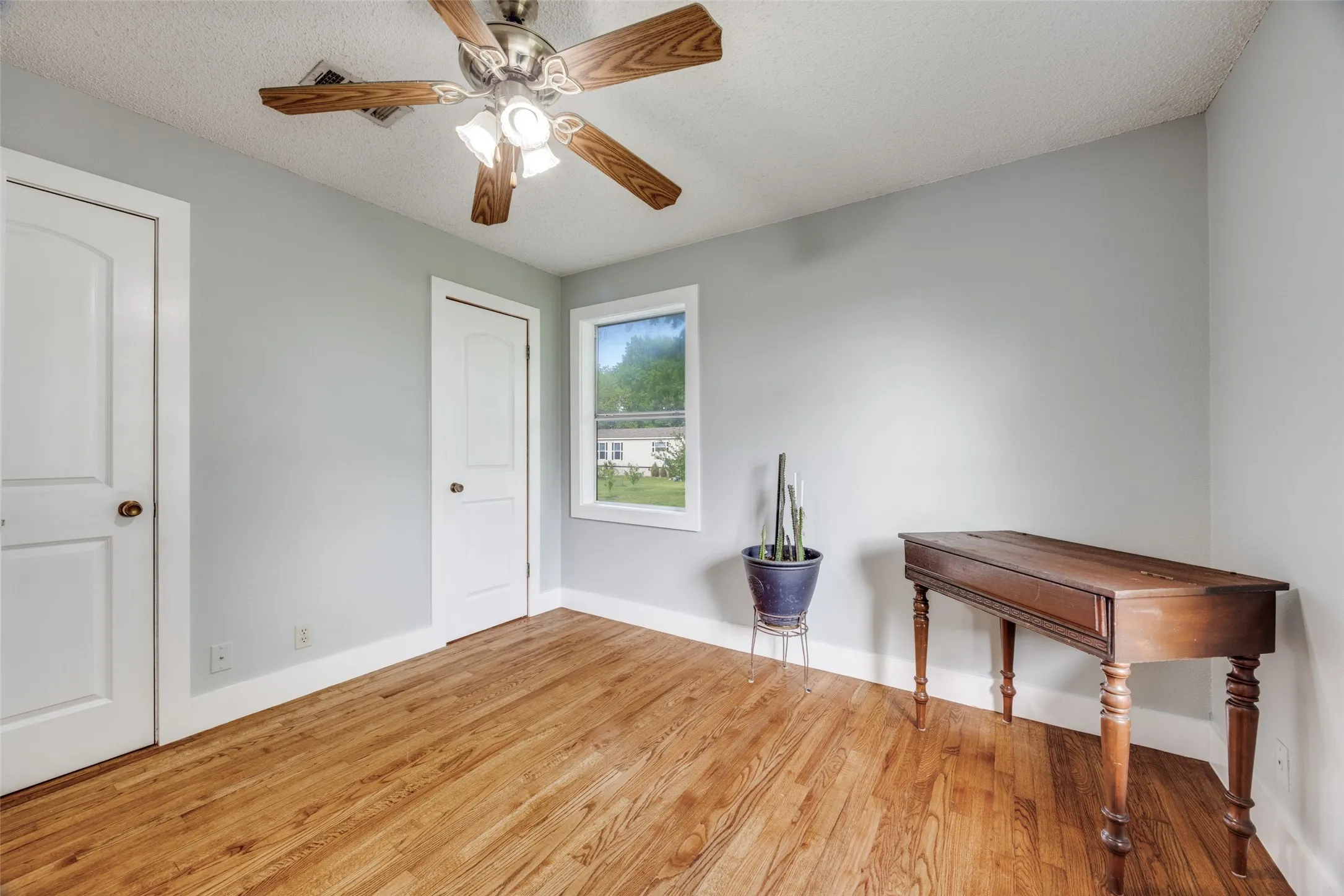 Single Family Residence For Sale in Grayson County , 4440 Dripping Springs Road, Sherman, Texas 75090, 3 Bedroom, 2 Bathroom, Garage spaces, 1,286 Sqft, built in 2001, Preowned, Price $380,000, mls#21228256, Real Estate Agent in Sherman, Homes For Sale in Grayson county, Homes For Sale in Sherman, Realtor in Sherman Texas, Real Estate Brokerage Independent Realty Texas, Luminita Cordes Realtor