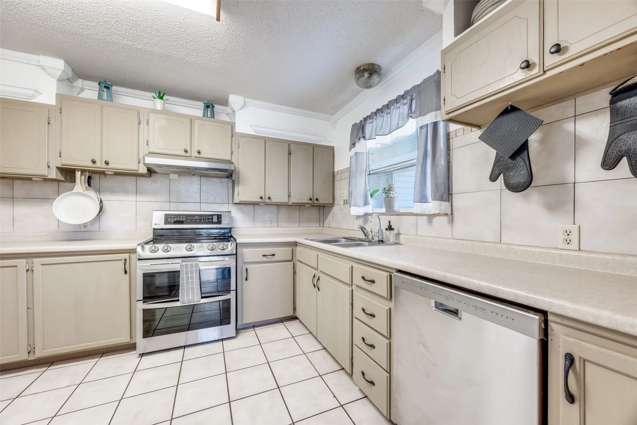 Single Family Residence For Sale in Grayson County , 4440 Dripping Springs Road, Sherman, Texas 75090, 3 Bedroom, 2 Bathroom, Garage spaces, 1,286 Sqft, built in 2001, Preowned, Price $380,000, mls#21228256, Real Estate Agent in Sherman, Homes For Sale in Grayson county, Homes For Sale in Sherman, Realtor in Sherman Texas, Real Estate Brokerage Independent Realty Texas, Luminita Cordes Realtor