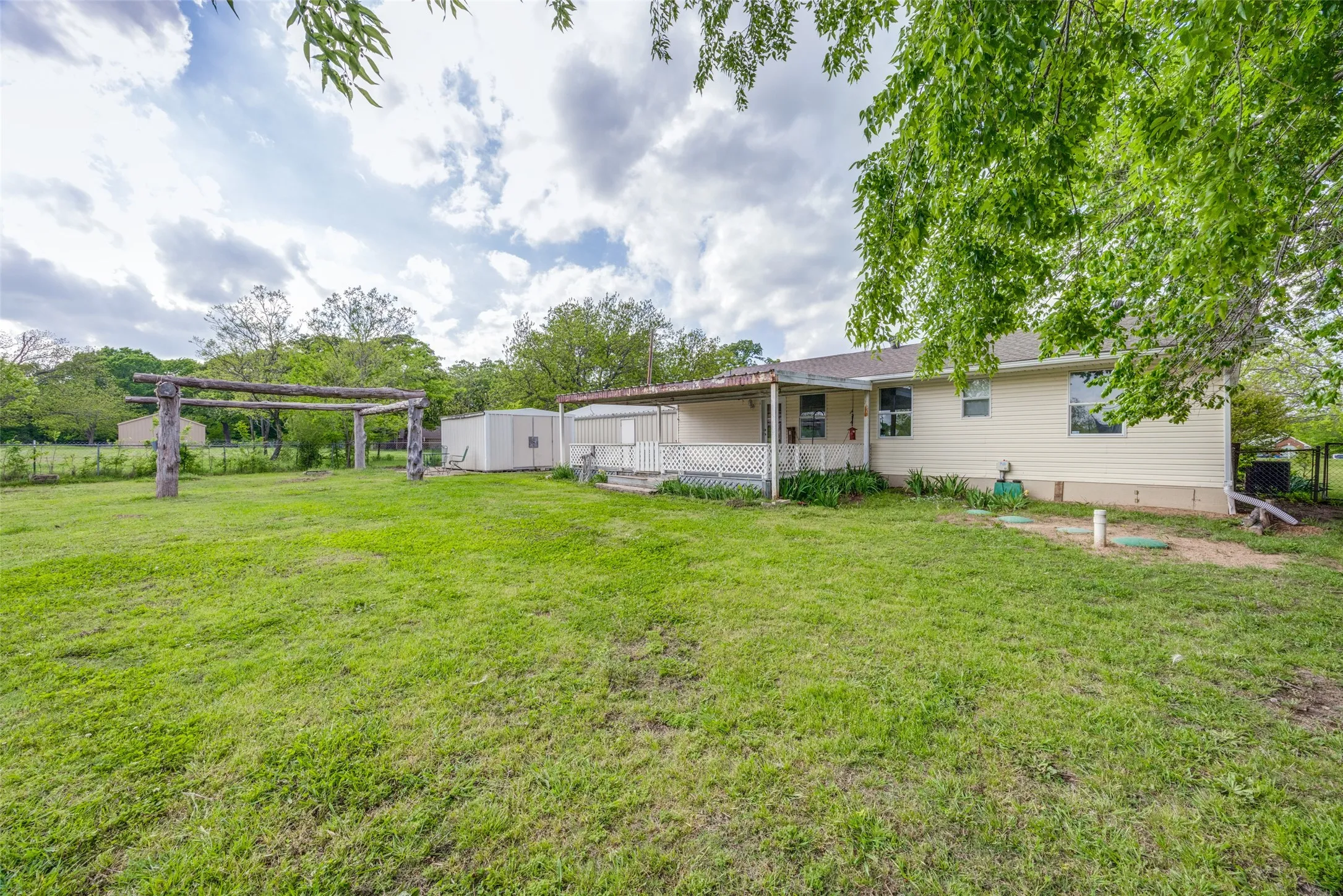 Single Family Residence For Sale in Grayson County , 4440 Dripping Springs Road, Sherman, Texas 75090, 3 Bedroom, 2 Bathroom, Garage spaces, 1,286 Sqft, built in 2001, Preowned, Price $380,000, mls#21228256, Real Estate Agent in Sherman, Homes For Sale in Grayson county, Homes For Sale in Sherman, Realtor in Sherman Texas, Real Estate Brokerage Independent Realty Texas, Luminita Cordes Realtor