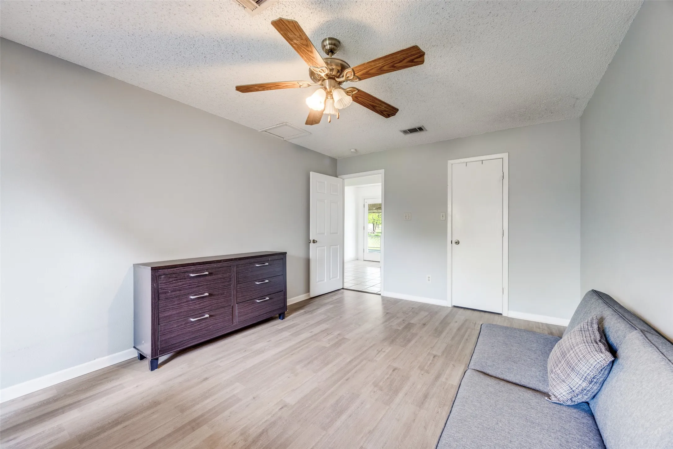 Single Family Residence For Sale in Grayson County , 4440 Dripping Springs Road, Sherman, Texas 75090, 3 Bedroom, 2 Bathroom, Garage spaces, 1,286 Sqft, built in 2001, Preowned, Price $380,000, mls#21228256, Real Estate Agent in Sherman, Homes For Sale in Grayson county, Homes For Sale in Sherman, Realtor in Sherman Texas, Real Estate Brokerage Independent Realty Texas, Luminita Cordes Realtor