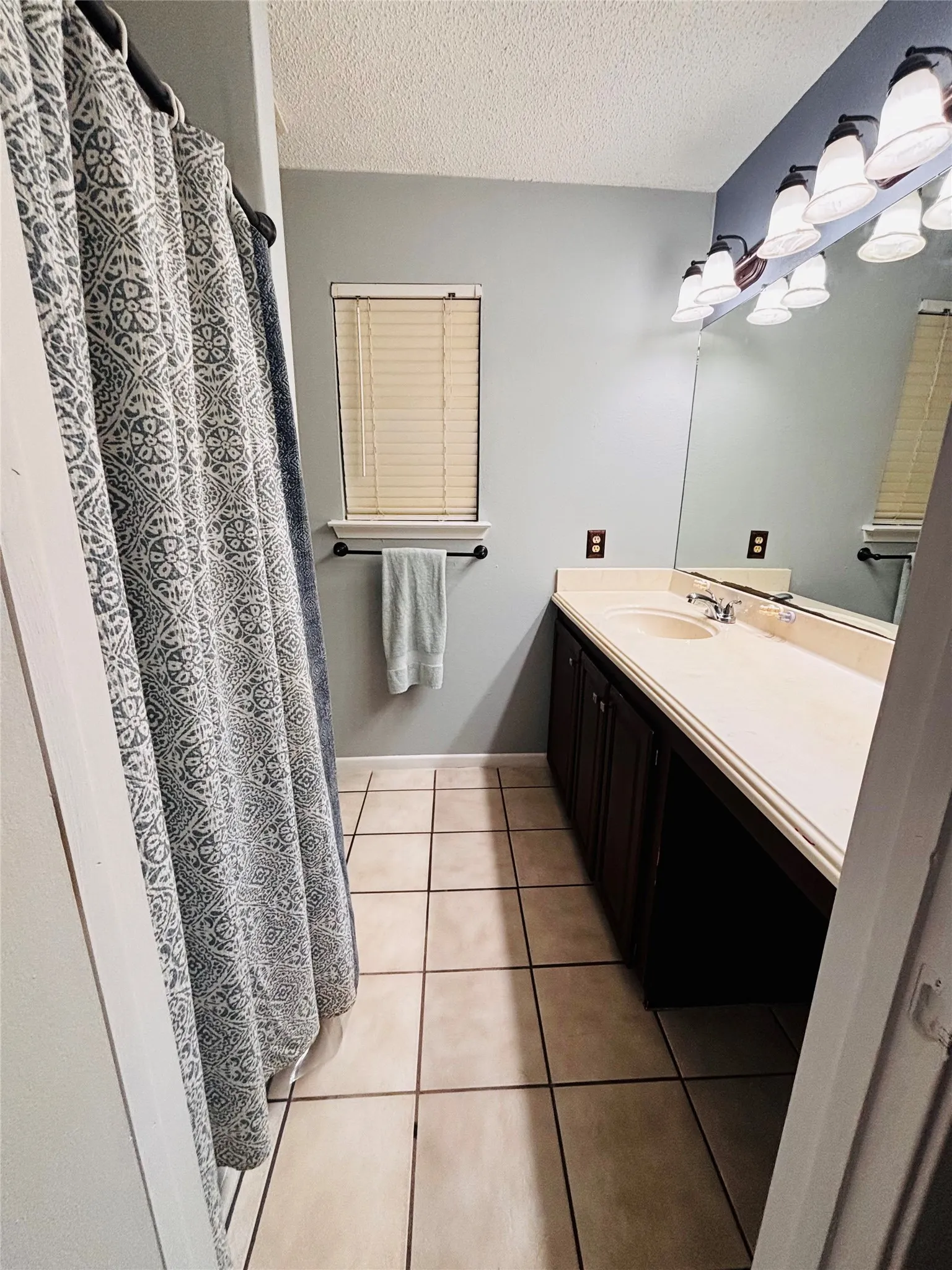Single Family Residence For Sale in Grayson County , 4440 Dripping Springs Road, Sherman, Texas 75090, 3 Bedroom, 2 Bathroom, Garage spaces, 1,286 Sqft, built in 2001, Preowned, Price $380,000, mls#21228256, Real Estate Agent in Sherman, Homes For Sale in Grayson county, Homes For Sale in Sherman, Realtor in Sherman Texas, Real Estate Brokerage Independent Realty Texas, Luminita Cordes Realtor