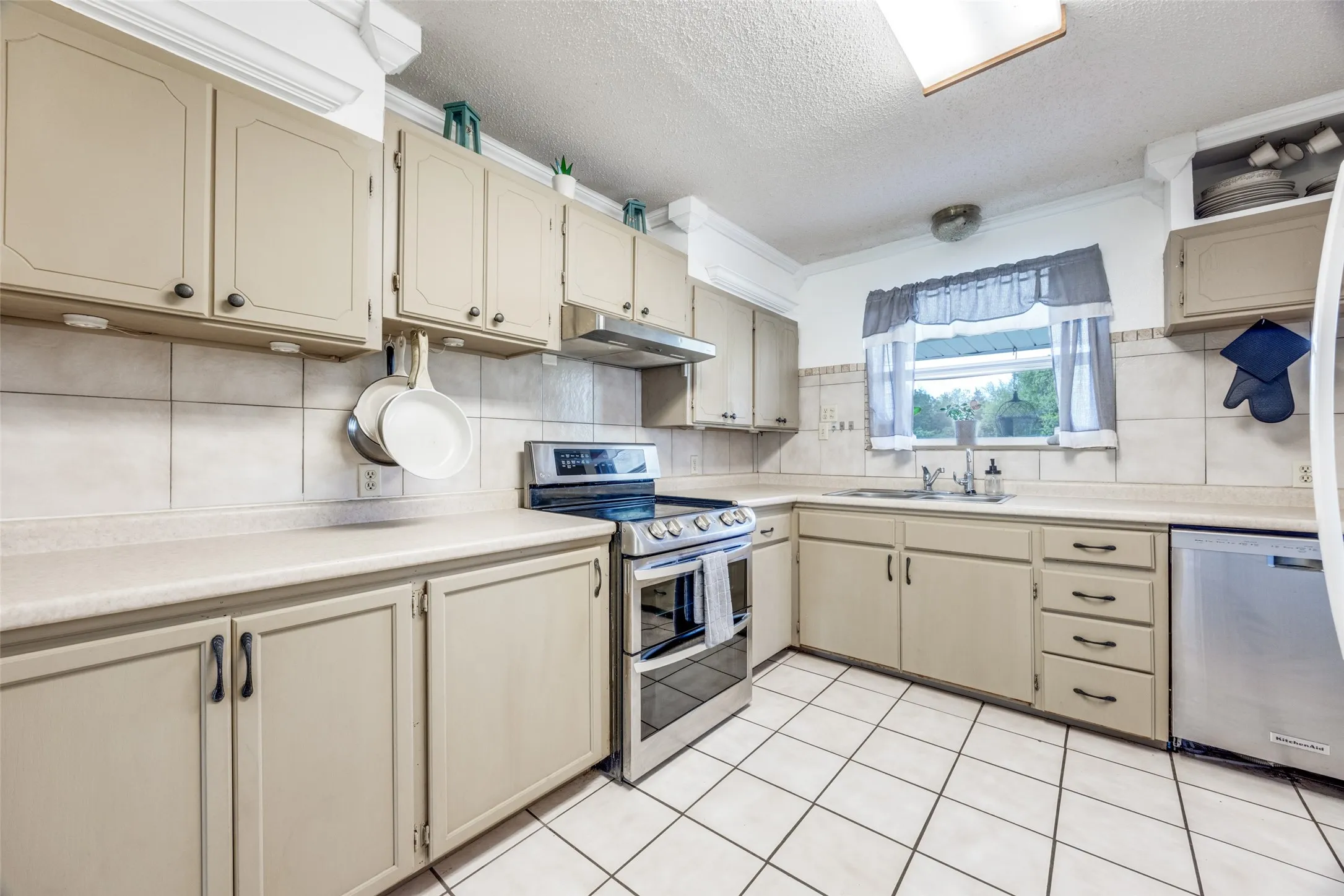 Single Family Residence For Sale in Grayson County , 4440 Dripping Springs Road, Sherman, Texas 75090, 3 Bedroom, 2 Bathroom, Garage spaces, 1,286 Sqft, built in 2001, Preowned, Price $380,000, mls#21228256, Real Estate Agent in Sherman, Homes For Sale in Grayson county, Homes For Sale in Sherman, Realtor in Sherman Texas, Real Estate Brokerage Independent Realty Texas, Luminita Cordes Realtor
