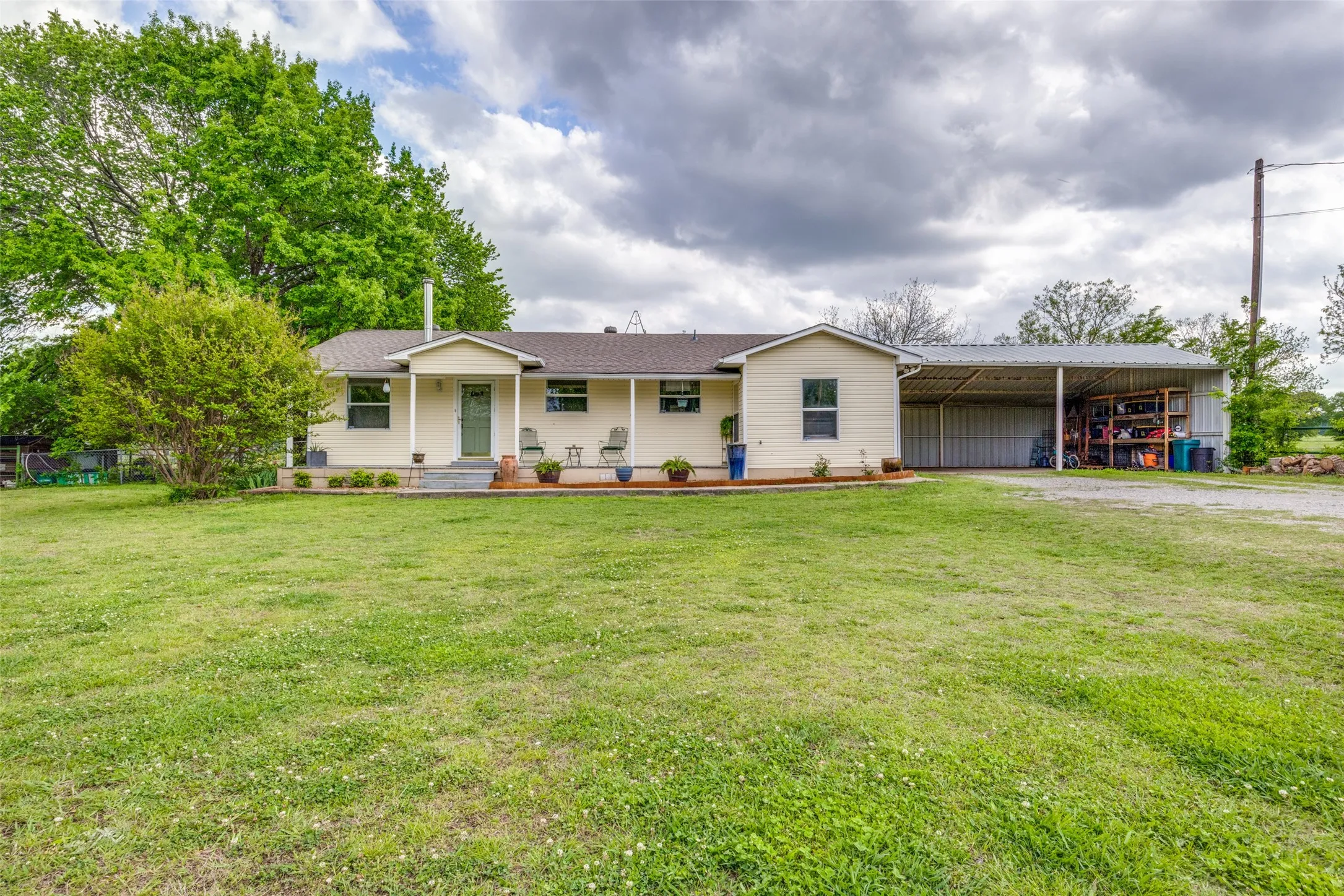 Single Family Residence For Sale in Grayson County , 4440 Dripping Springs Road, Sherman, Texas 75090, 3 Bedroom, 2 Bathroom, Garage spaces, 1,286 Sqft, built in 2001, Preowned, Price $380,000, mls#21228256, Real Estate Agent in Sherman, Homes For Sale in Grayson county, Homes For Sale in Sherman, Realtor in Sherman Texas, Real Estate Brokerage Independent Realty Texas, Luminita Cordes Realtor