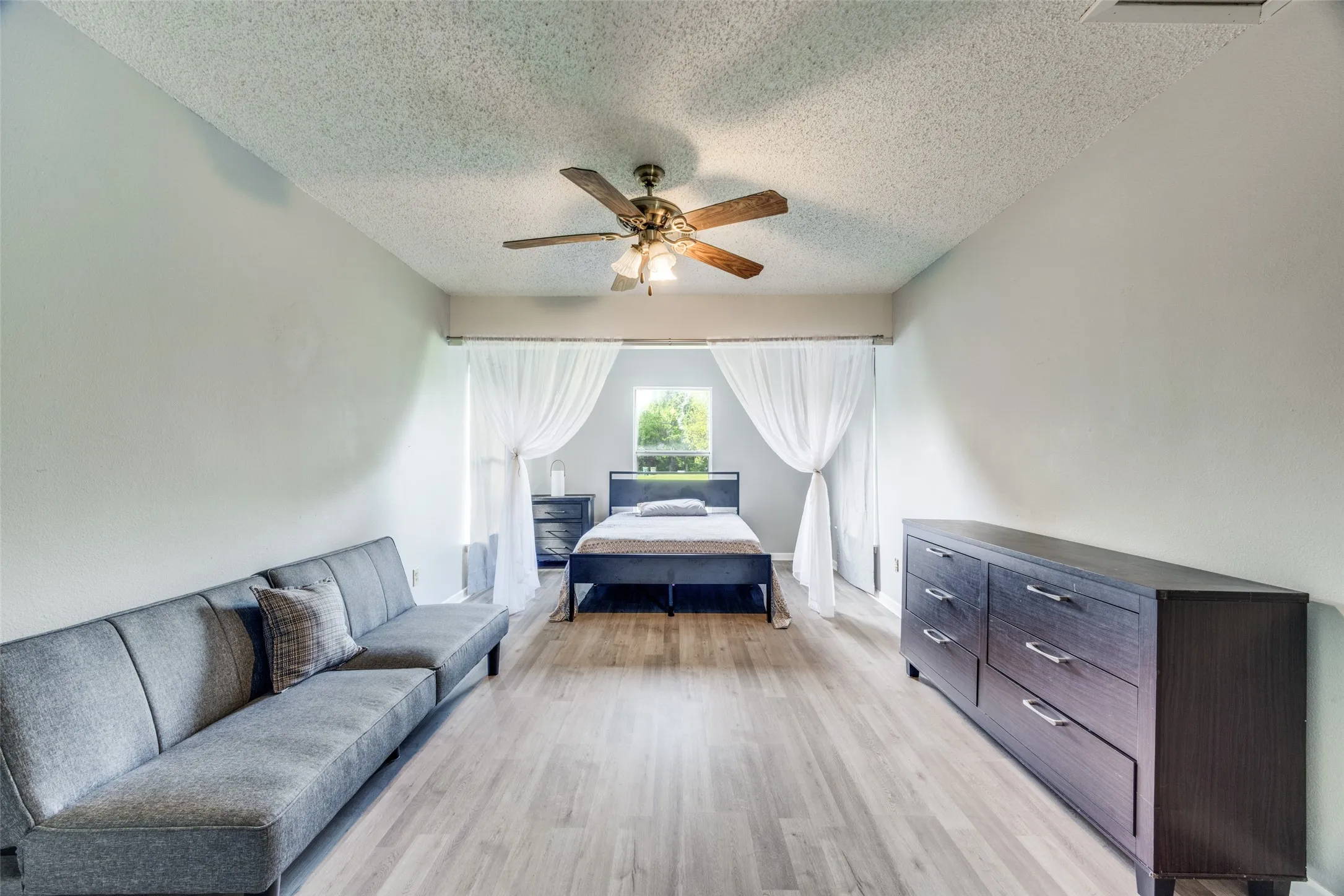 Single Family Residence For Sale in Grayson County , 4440 Dripping Springs Road, Sherman, Texas 75090, 3 Bedroom, 2 Bathroom, Garage spaces, 1,286 Sqft, built in 2001, Preowned, Price $380,000, mls#21228256, Real Estate Agent in Sherman, Homes For Sale in Grayson county, Homes For Sale in Sherman, Realtor in Sherman Texas, Real Estate Brokerage Independent Realty Texas, Luminita Cordes Realtor
