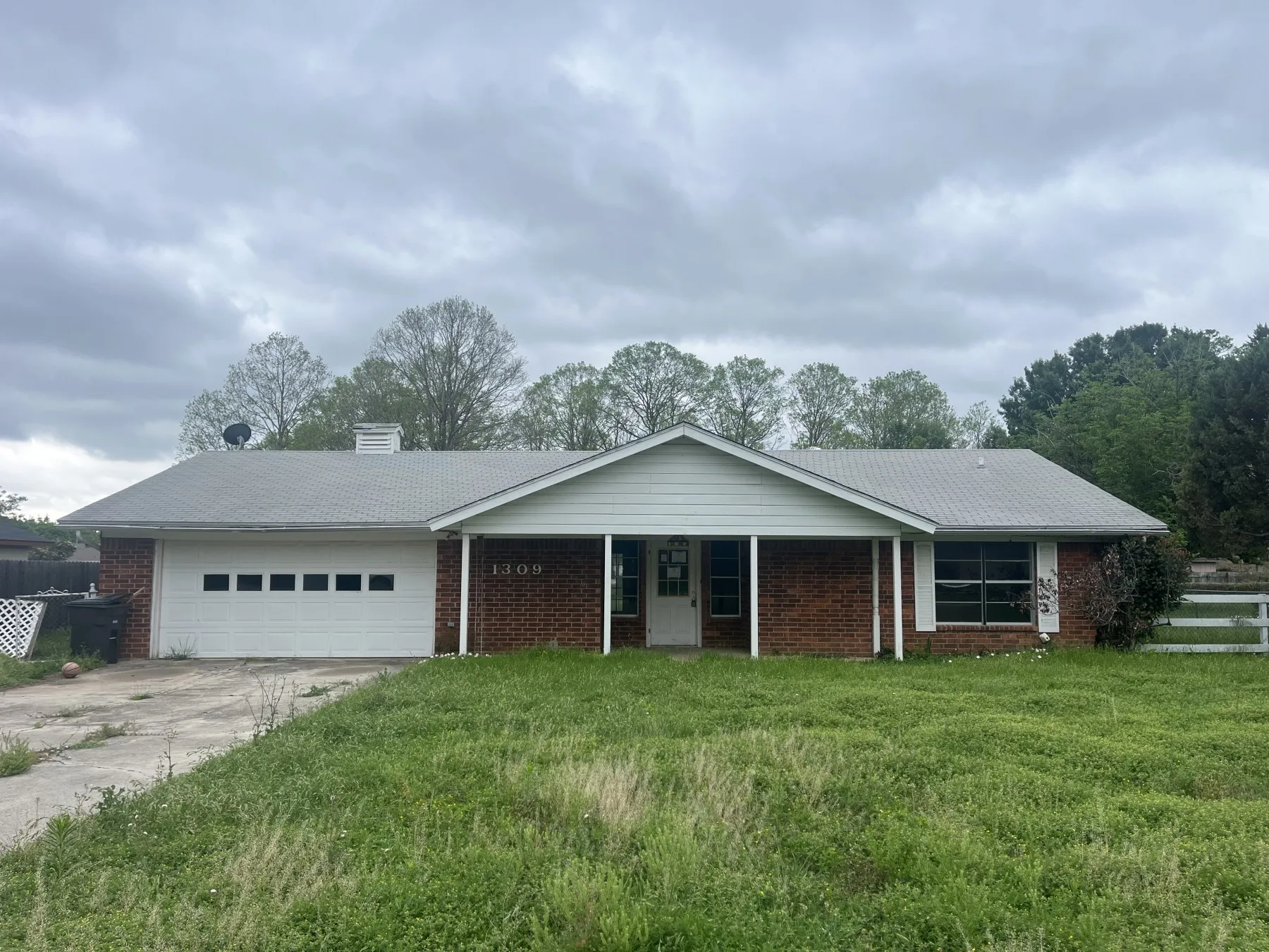 Single Family Residence For Sale in Brown County , 1309 Sherry Lane, Early, Texas 76802, 3 Bedroom, 2 Bathroom, 2 Garage spaces, 1,755 Sqft, built in 1978, mls#21239247, Real Estate Agent in Early, Homes For Sale in Brown county, Homes For Sale in Early, Realtor in Early Texas, Real Estate Brokerage Independent Realty Texas, Luminita Cordes Realtor