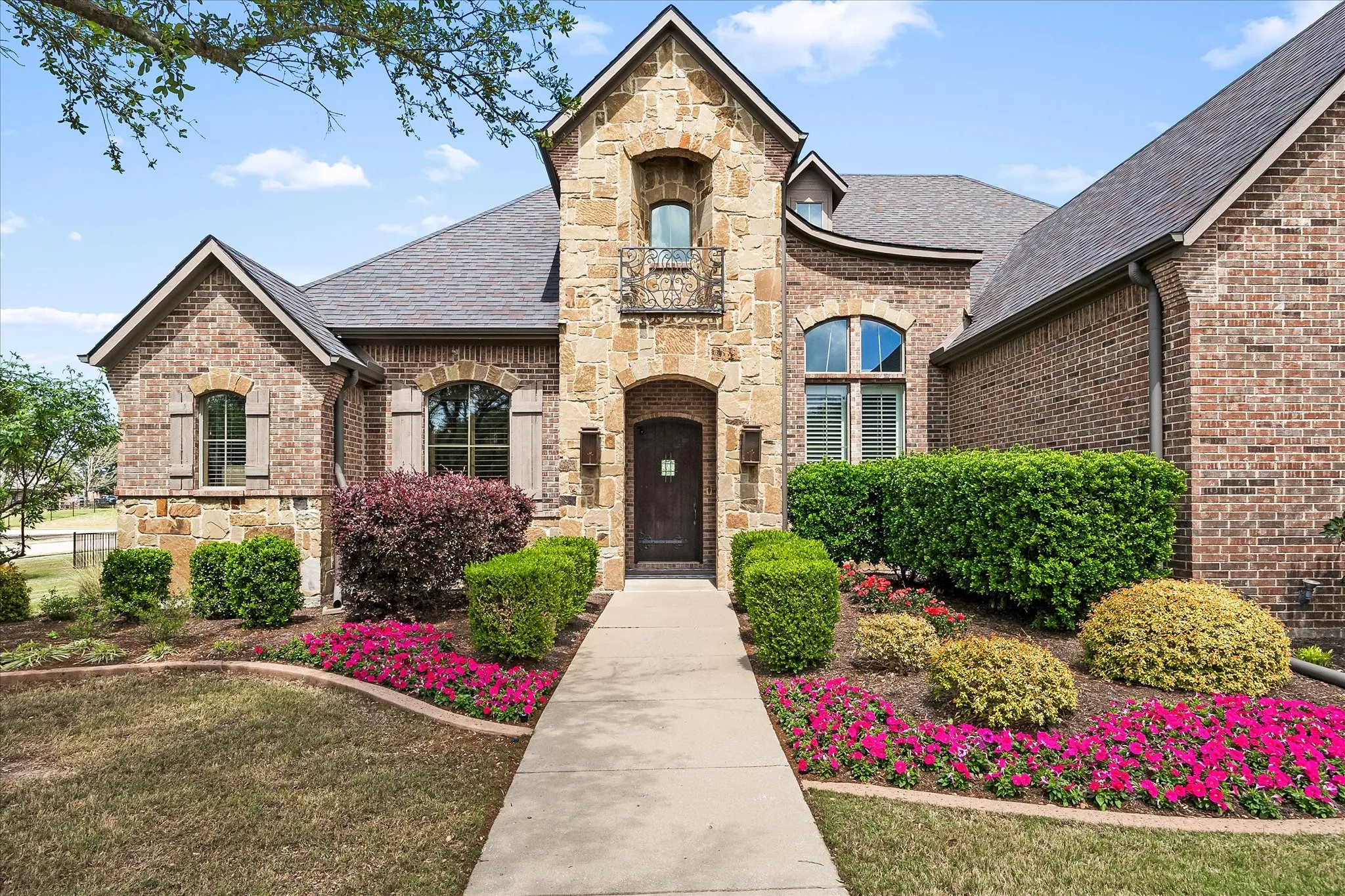 Single Family Residence For Sale in Rockwall County , 1 Kensington Drive, Heath, Texas 75032, 4 Bedroom, 4 Bathroom, 3 Garage spaces, 4,116 Sqft, built in 2005, mls#21237537, Real Estate Agent in Heath, Homes For Sale in Rockwall county, Homes For Sale in Heath, Realtor in Heath Texas, Real Estate Brokerage Independent Realty Texas, Luminita Cordes Realtor