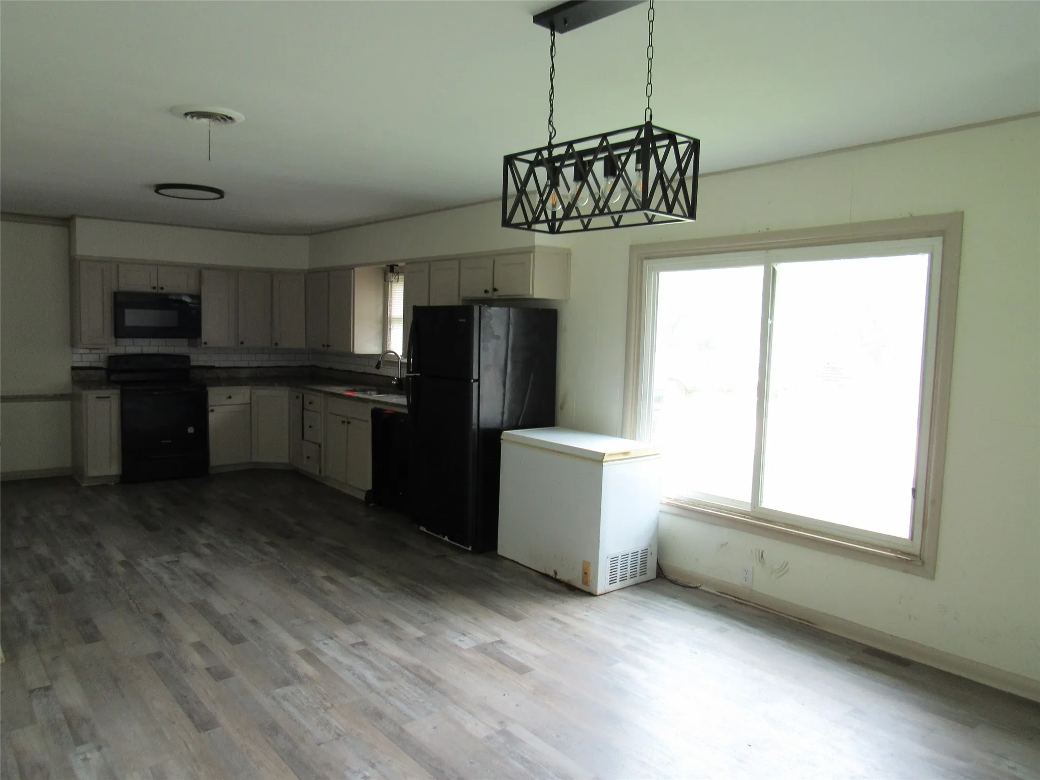 Single Family Residence For Sale in Mc Lennan County , 218 N Pearl Street, Mart, Texas 76664, 3 Bedroom, 2 Bathroom, Garage spaces, 1,760 Sqft, built in 1940, mls#21237553, Real Estate Agent in Mart, Homes For Sale in Mc Lennan county, Homes For Sale in Mart, Realtor in Mart Texas, Real Estate Brokerage Independent Realty Texas, Luminita Cordes Realtor