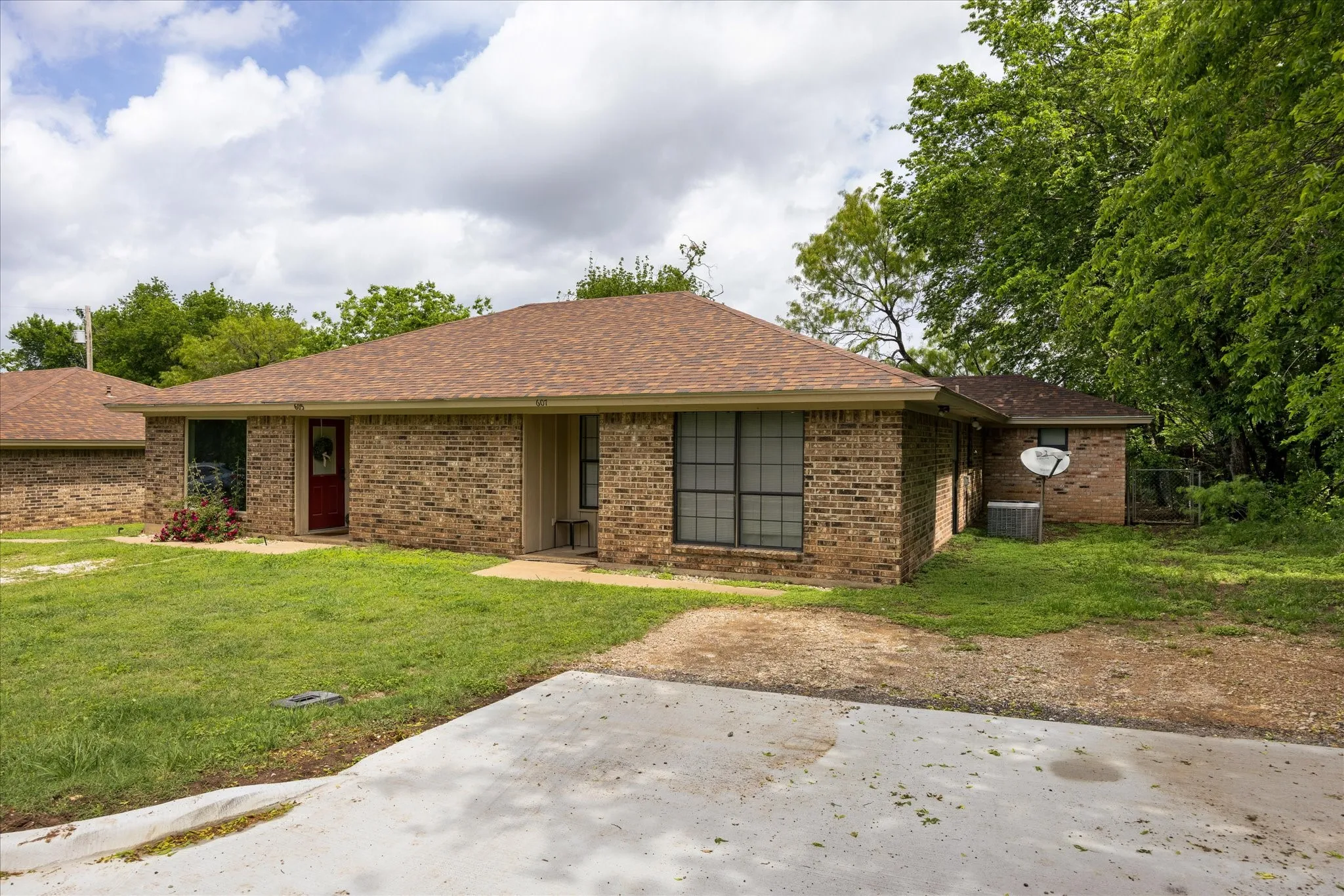 Duplex For Sale in Somervell County , 605-607 Clay Street, Glen Rose, Texas 76043, 5 Bedroom, 3 Bathroom, Garage spaces, 0 Sqft, built in 1987, Preowned, mls#21210096, Real Estate Agent in Glen Rose, Homes For Sale in Somervell county, Homes For Sale in Glen Rose, Realtor in Glen Rose Texas, Real Estate Brokerage Independent Realty Texas, Luminita Cordes Realtor