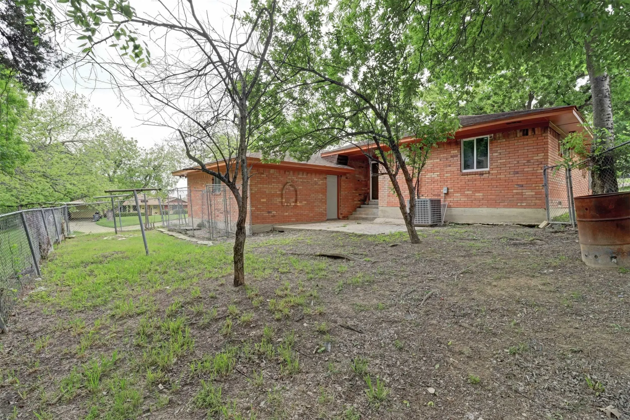Single Family Residence For Sale in Dallas County , 1245 Whispering Court, Dallas, Texas 75241, 3 Bedroom, 2 Bathroom, 2 Garage spaces, 1,717 Sqft, built in 1963, Preowned, mls#21234399, Real Estate Agent in Dallas, Homes For Sale in Dallas county, Homes For Sale in Dallas, Realtor in Dallas Texas, Real Estate Brokerage Independent Realty Texas, Luminita Cordes Realtor