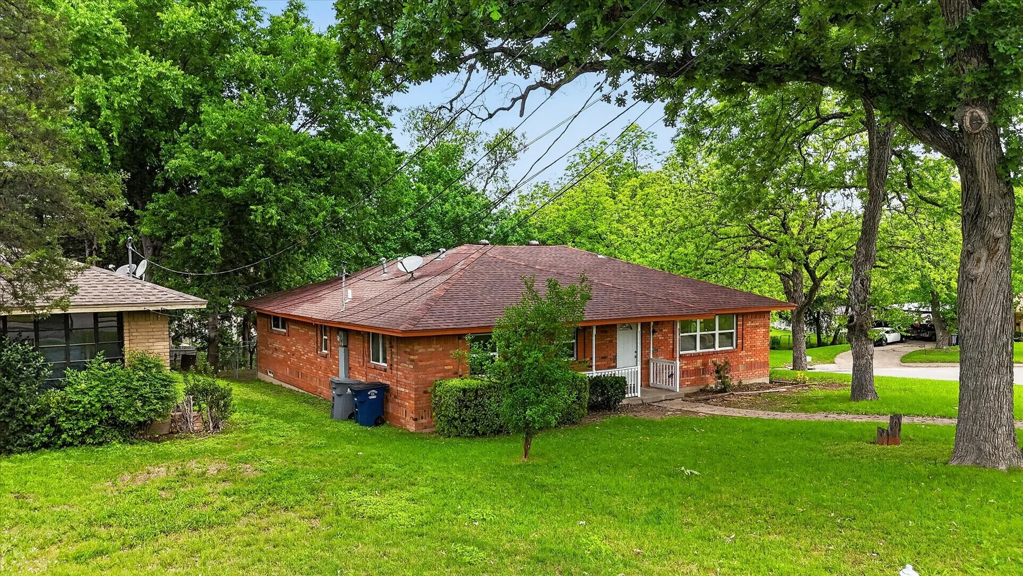 Single Family Residence For Sale in Dallas County , 1245 Whispering Court, Dallas, Texas 75241, 3 Bedroom, 2 Bathroom, 2 Garage spaces, 1,717 Sqft, built in 1963, Preowned, mls#21234399, Real Estate Agent in Dallas, Homes For Sale in Dallas county, Homes For Sale in Dallas, Realtor in Dallas Texas, Real Estate Brokerage Independent Realty Texas, Luminita Cordes Realtor