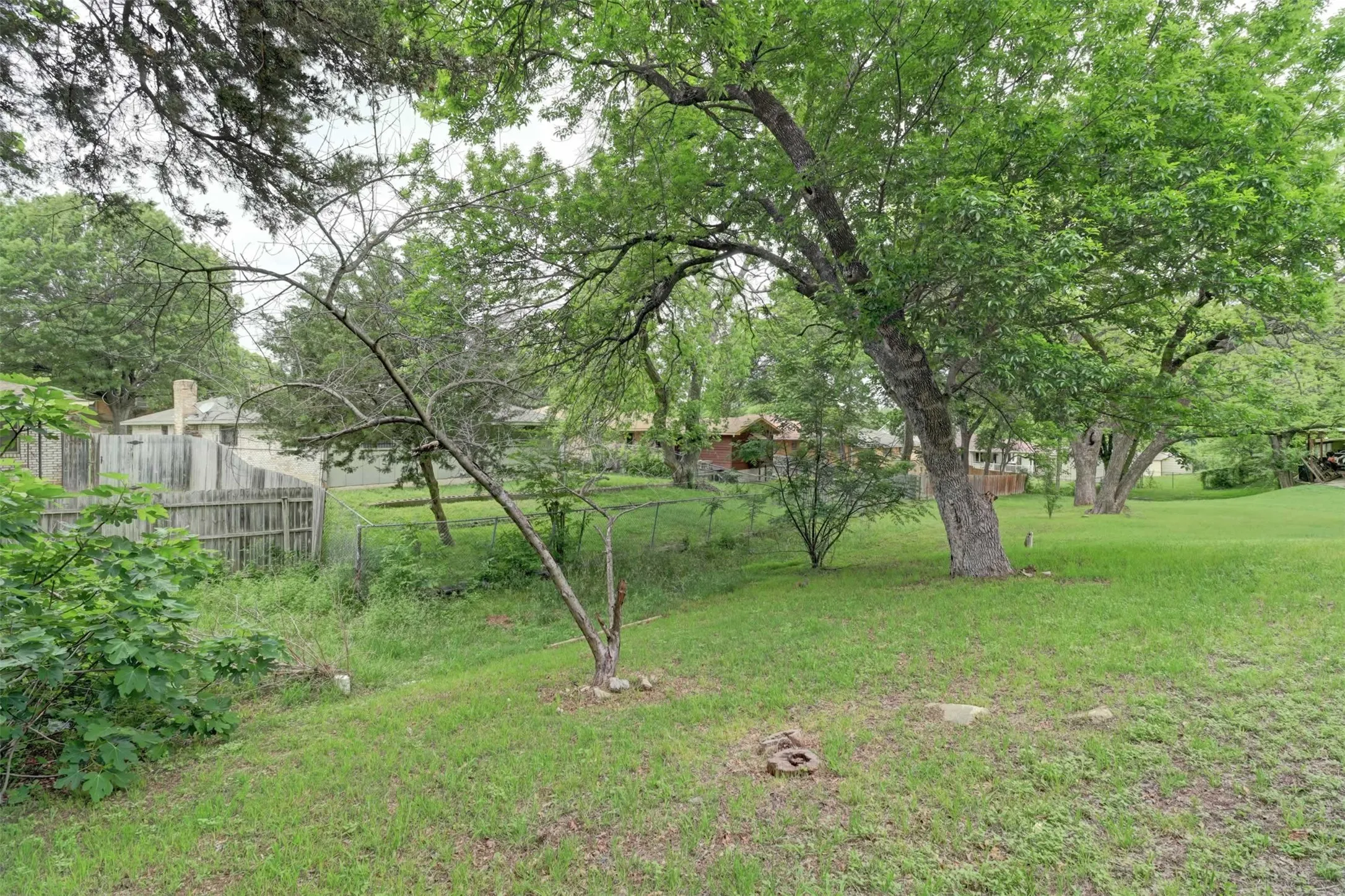 Single Family Residence For Sale in Dallas County , 1245 Whispering Court, Dallas, Texas 75241, 3 Bedroom, 2 Bathroom, 2 Garage spaces, 1,717 Sqft, built in 1963, Preowned, mls#21234399, Real Estate Agent in Dallas, Homes For Sale in Dallas county, Homes For Sale in Dallas, Realtor in Dallas Texas, Real Estate Brokerage Independent Realty Texas, Luminita Cordes Realtor