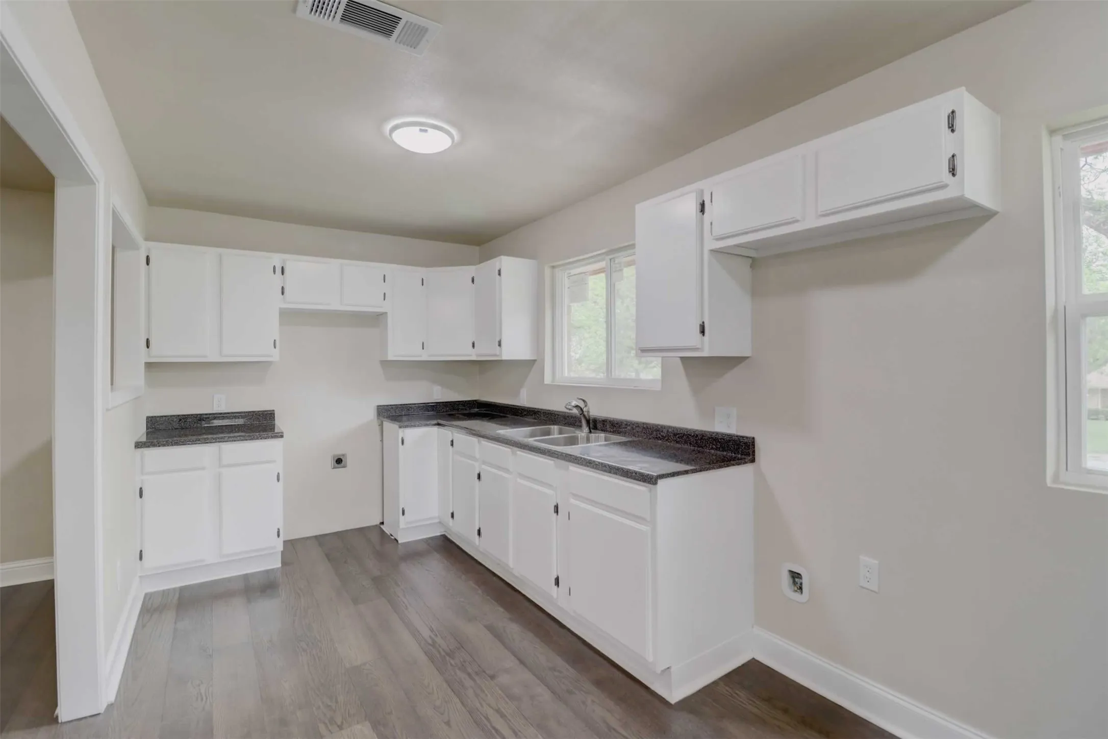Single Family Residence For Sale in Dallas County , 1245 Whispering Court, Dallas, Texas 75241, 3 Bedroom, 2 Bathroom, 2 Garage spaces, 1,717 Sqft, built in 1963, Preowned, mls#21234399, Real Estate Agent in Dallas, Homes For Sale in Dallas county, Homes For Sale in Dallas, Realtor in Dallas Texas, Real Estate Brokerage Independent Realty Texas, Luminita Cordes Realtor