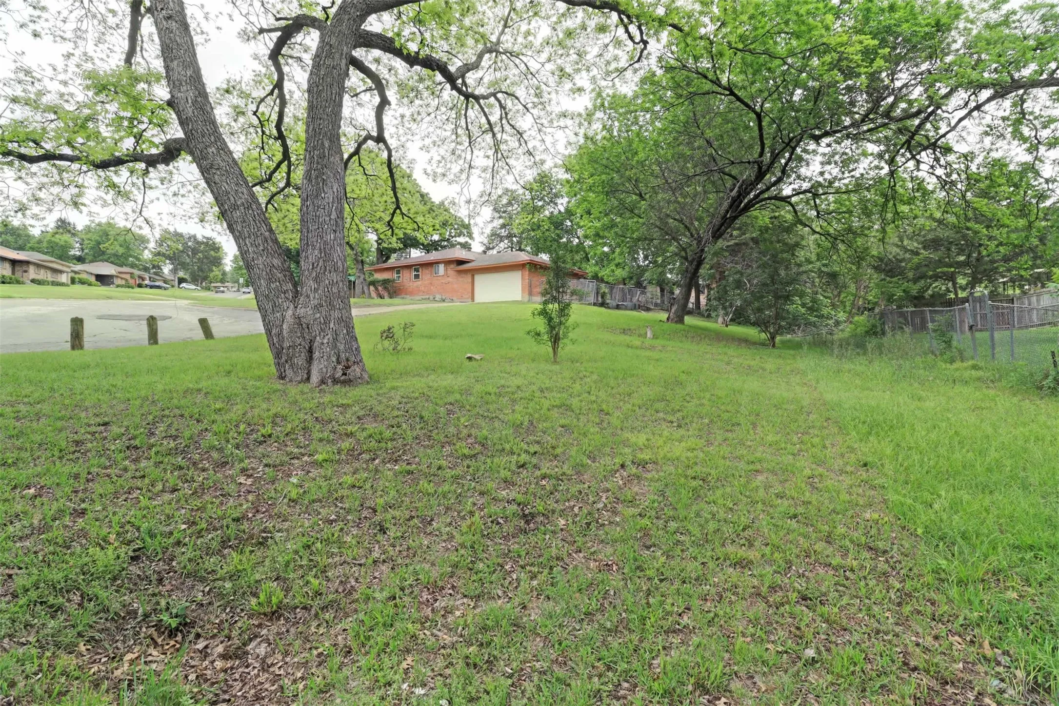Single Family Residence For Sale in Dallas County , 1245 Whispering Court, Dallas, Texas 75241, 3 Bedroom, 2 Bathroom, 2 Garage spaces, 1,717 Sqft, built in 1963, Preowned, mls#21234399, Real Estate Agent in Dallas, Homes For Sale in Dallas county, Homes For Sale in Dallas, Realtor in Dallas Texas, Real Estate Brokerage Independent Realty Texas, Luminita Cordes Realtor