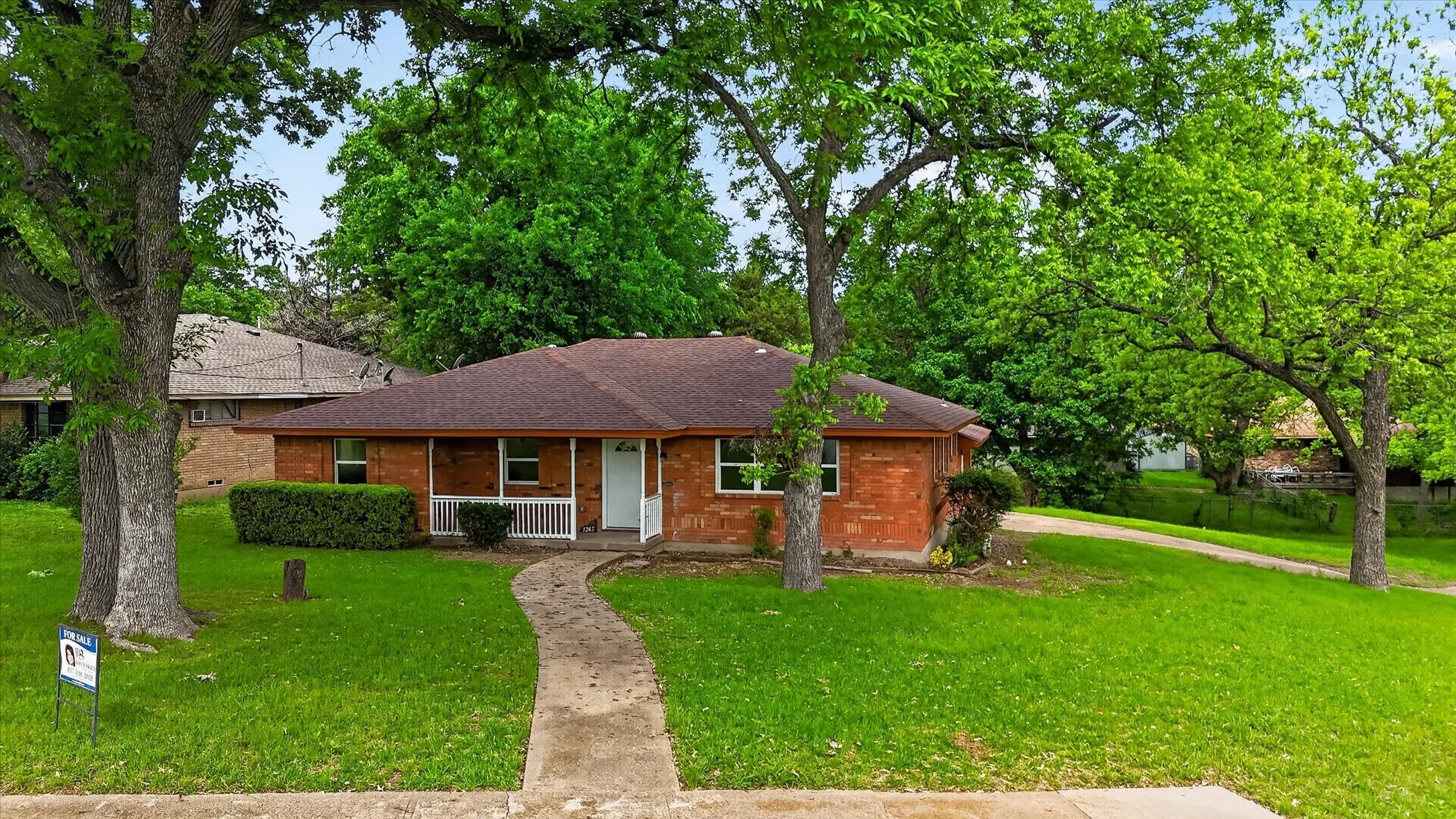 Single Family Residence For Sale in Dallas County , 1245 Whispering Court, Dallas, Texas 75241, 3 Bedroom, 2 Bathroom, 2 Garage spaces, 1,717 Sqft, built in 1963, Preowned, mls#21234399, Real Estate Agent in Dallas, Homes For Sale in Dallas county, Homes For Sale in Dallas, Realtor in Dallas Texas, Real Estate Brokerage Independent Realty Texas, Luminita Cordes Realtor