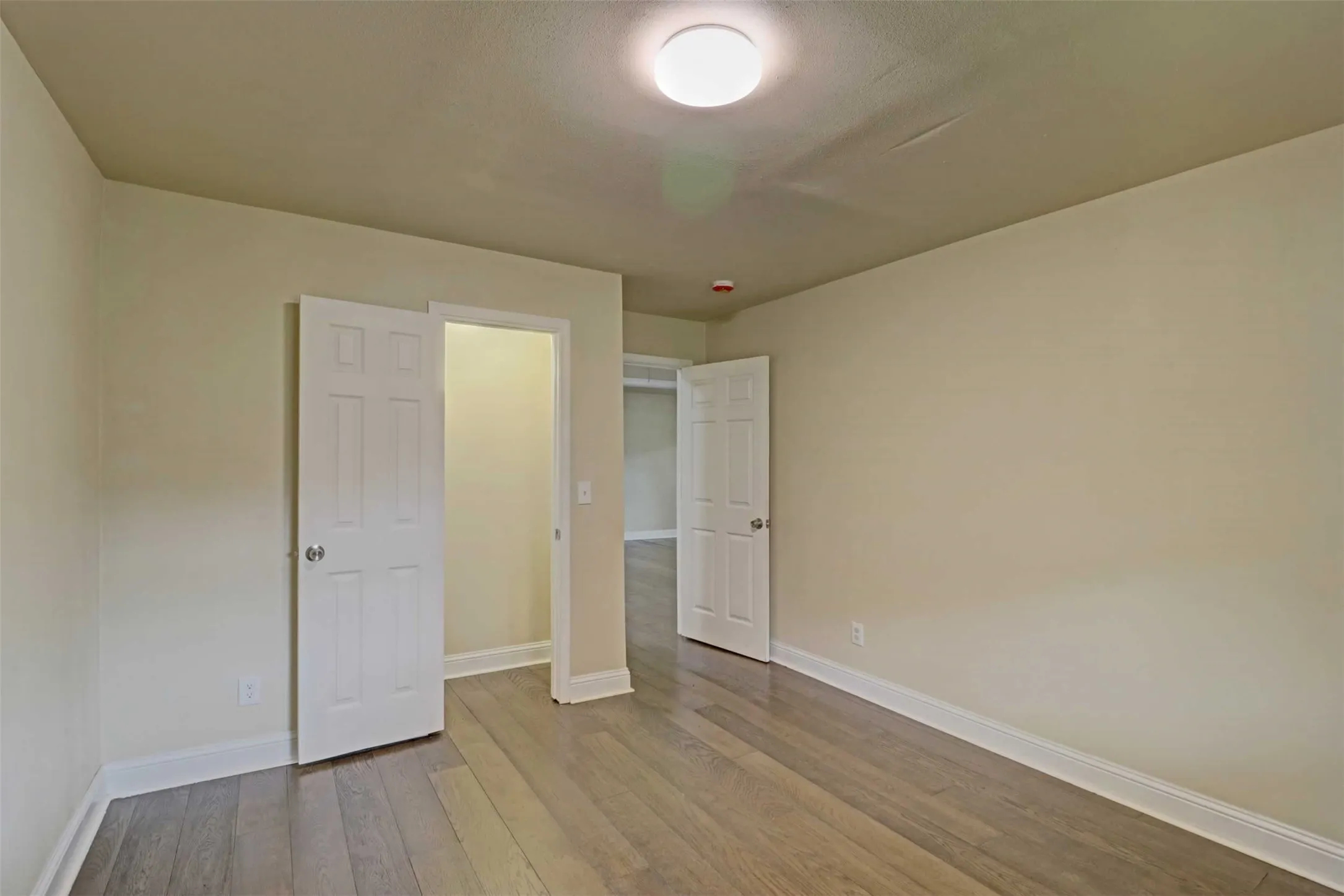 Single Family Residence For Sale in Dallas County , 1245 Whispering Court, Dallas, Texas 75241, 3 Bedroom, 2 Bathroom, 2 Garage spaces, 1,717 Sqft, built in 1963, Preowned, mls#21234399, Real Estate Agent in Dallas, Homes For Sale in Dallas county, Homes For Sale in Dallas, Realtor in Dallas Texas, Real Estate Brokerage Independent Realty Texas, Luminita Cordes Realtor