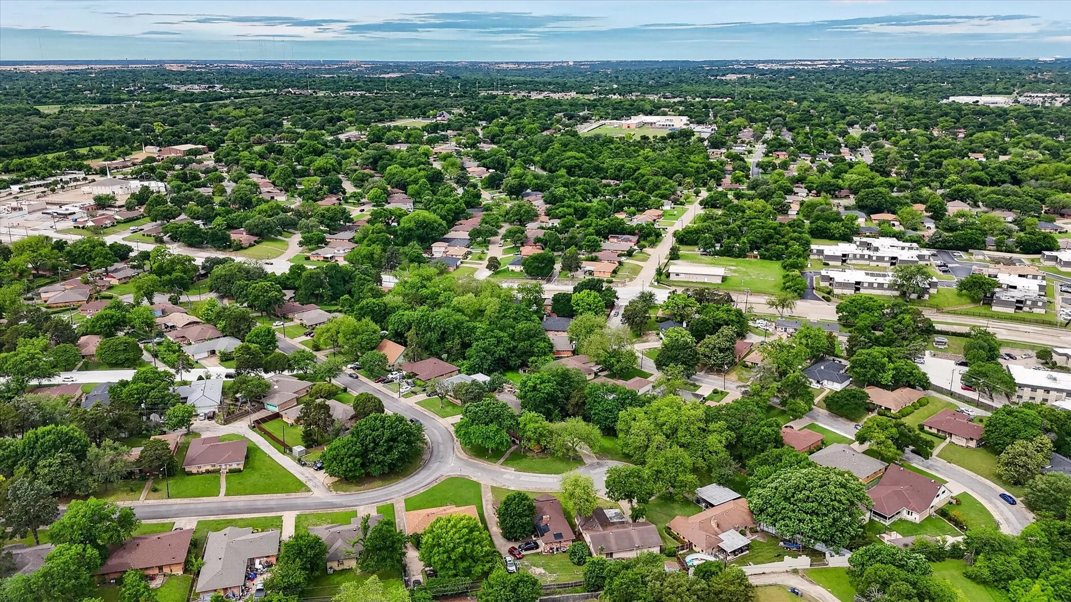 Single Family Residence For Sale in Dallas County , 1245 Whispering Court, Dallas, Texas 75241, 3 Bedroom, 2 Bathroom, 2 Garage spaces, 1,717 Sqft, built in 1963, Preowned, mls#21234399, Real Estate Agent in Dallas, Homes For Sale in Dallas county, Homes For Sale in Dallas, Realtor in Dallas Texas, Real Estate Brokerage Independent Realty Texas, Luminita Cordes Realtor