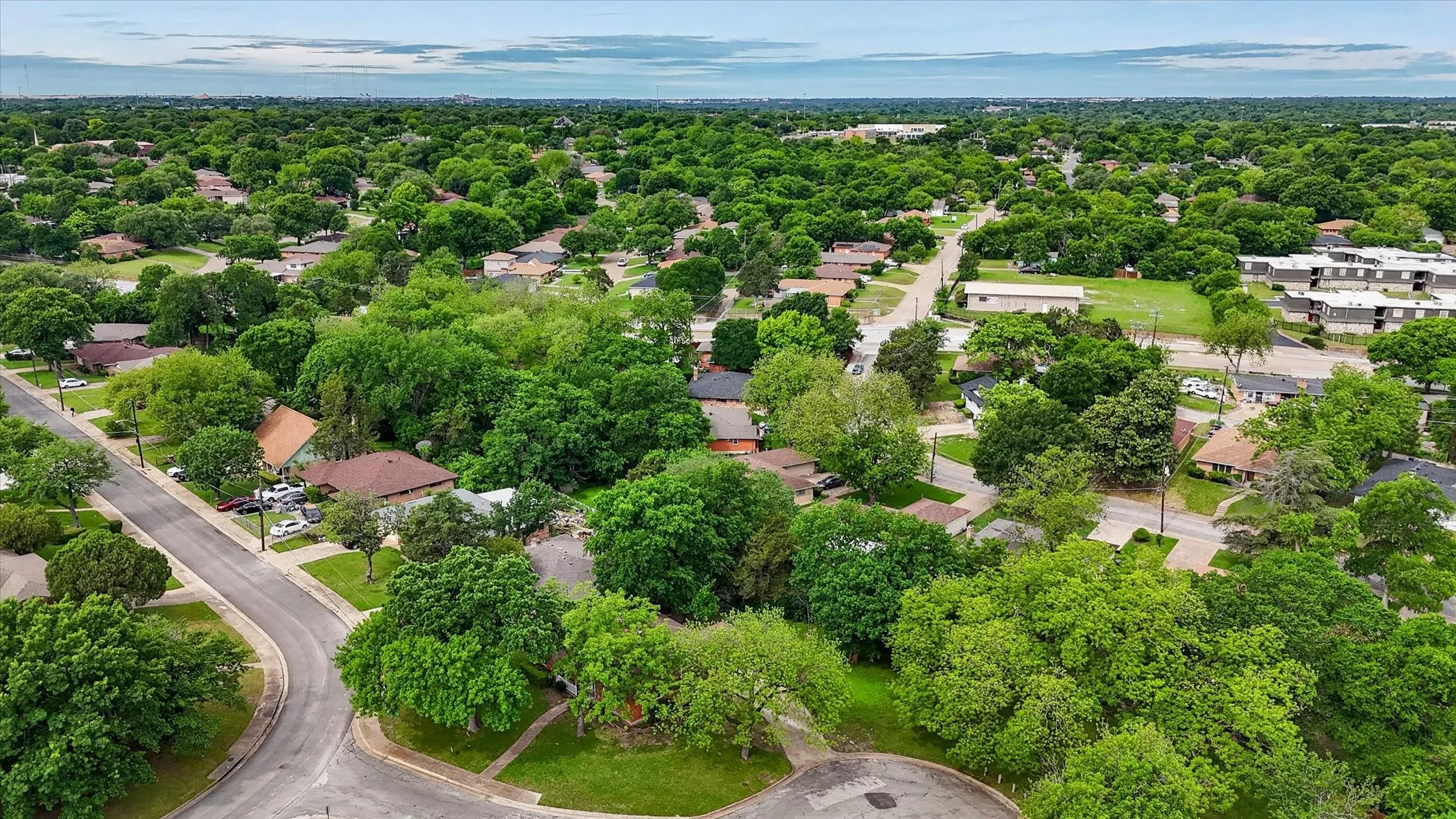 Single Family Residence For Sale in Dallas County , 1245 Whispering Court, Dallas, Texas 75241, 3 Bedroom, 2 Bathroom, 2 Garage spaces, 1,717 Sqft, built in 1963, Preowned, mls#21234399, Real Estate Agent in Dallas, Homes For Sale in Dallas county, Homes For Sale in Dallas, Realtor in Dallas Texas, Real Estate Brokerage Independent Realty Texas, Luminita Cordes Realtor
