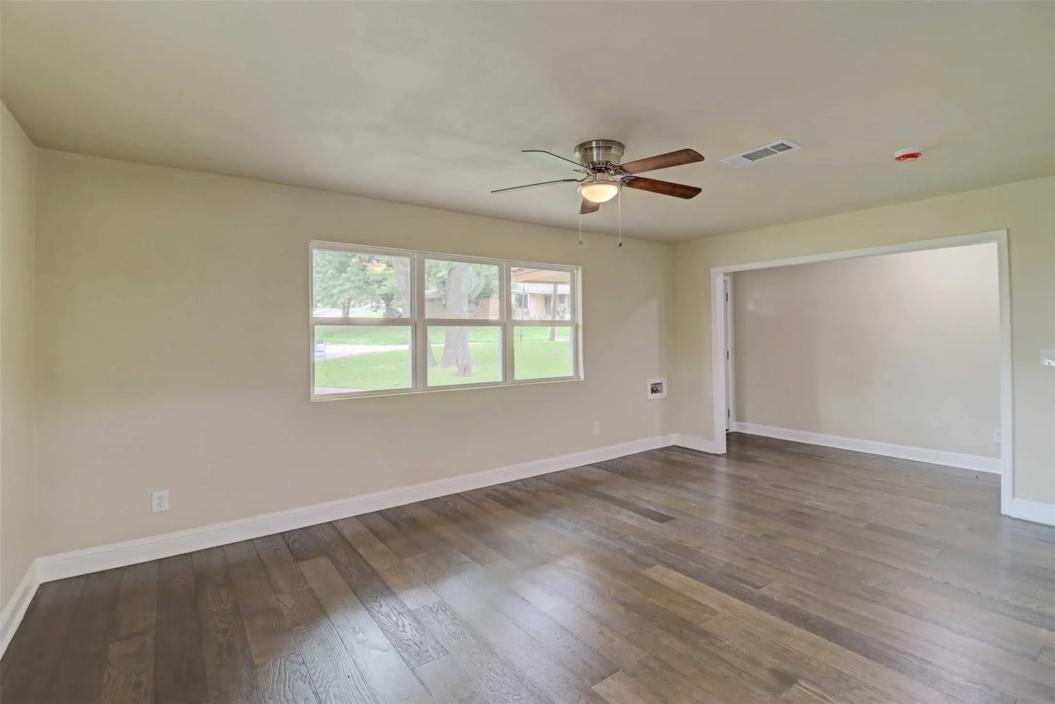 Single Family Residence For Sale in Dallas County , 1245 Whispering Court, Dallas, Texas 75241, 3 Bedroom, 2 Bathroom, 2 Garage spaces, 1,717 Sqft, built in 1963, Preowned, mls#21234399, Real Estate Agent in Dallas, Homes For Sale in Dallas county, Homes For Sale in Dallas, Realtor in Dallas Texas, Real Estate Brokerage Independent Realty Texas, Luminita Cordes Realtor