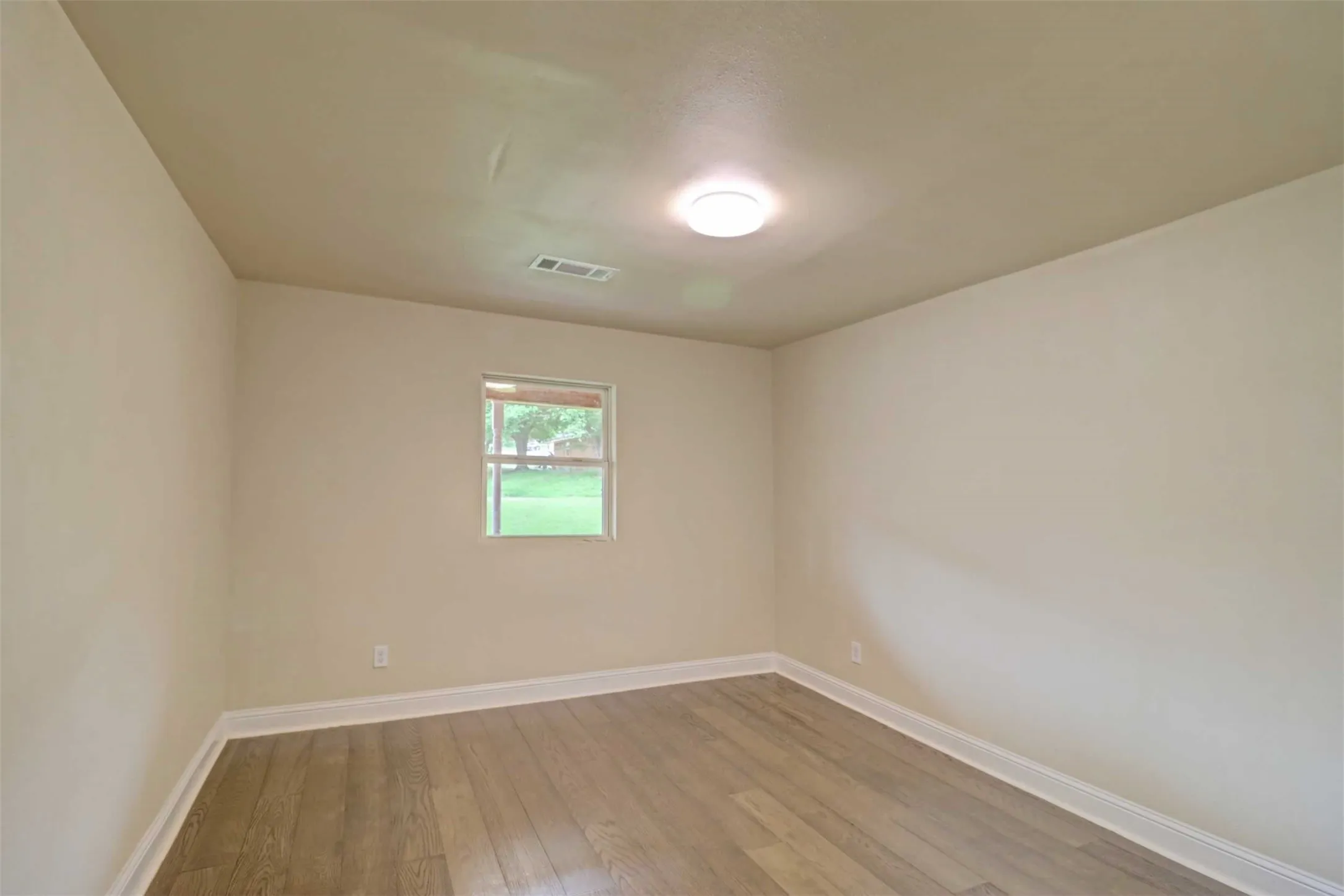 Single Family Residence For Sale in Dallas County , 1245 Whispering Court, Dallas, Texas 75241, 3 Bedroom, 2 Bathroom, 2 Garage spaces, 1,717 Sqft, built in 1963, Preowned, mls#21234399, Real Estate Agent in Dallas, Homes For Sale in Dallas county, Homes For Sale in Dallas, Realtor in Dallas Texas, Real Estate Brokerage Independent Realty Texas, Luminita Cordes Realtor