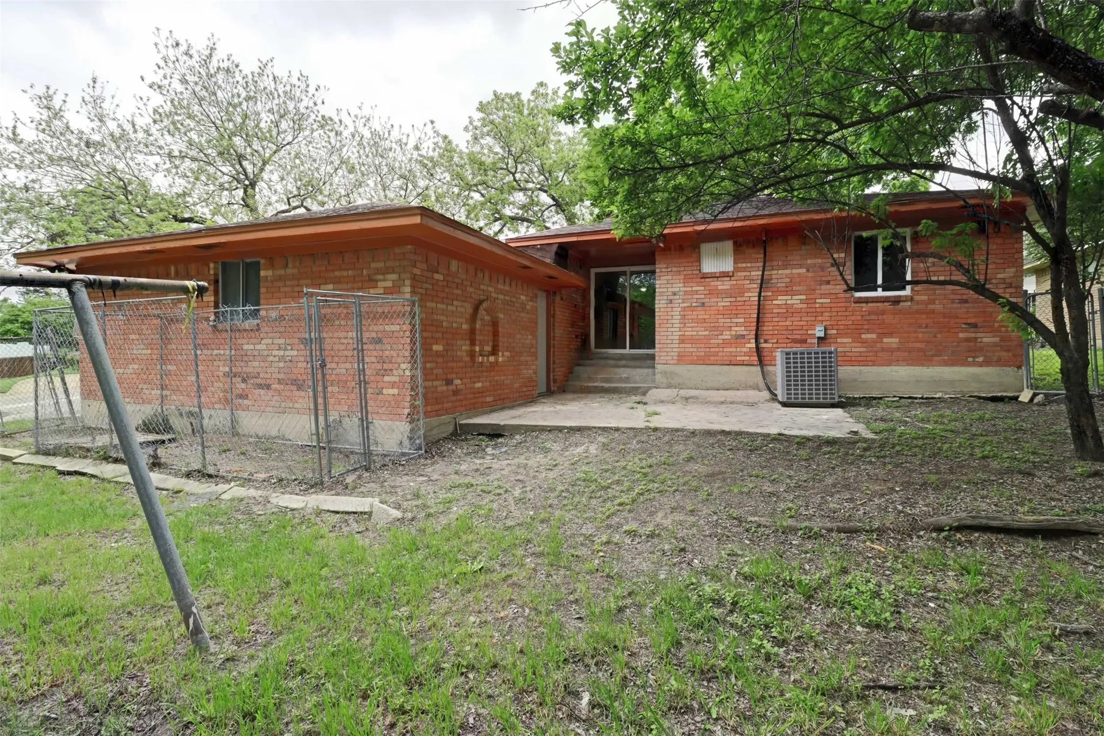 Single Family Residence For Sale in Dallas County , 1245 Whispering Court, Dallas, Texas 75241, 3 Bedroom, 2 Bathroom, 2 Garage spaces, 1,717 Sqft, built in 1963, Preowned, mls#21234399, Real Estate Agent in Dallas, Homes For Sale in Dallas county, Homes For Sale in Dallas, Realtor in Dallas Texas, Real Estate Brokerage Independent Realty Texas, Luminita Cordes Realtor