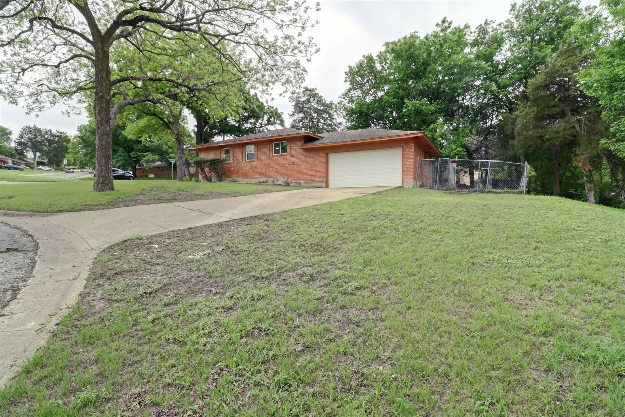 Single Family Residence For Sale in Dallas County , 1245 Whispering Court, Dallas, Texas 75241, 3 Bedroom, 2 Bathroom, 2 Garage spaces, 1,717 Sqft, built in 1963, Preowned, mls#21234399, Real Estate Agent in Dallas, Homes For Sale in Dallas county, Homes For Sale in Dallas, Realtor in Dallas Texas, Real Estate Brokerage Independent Realty Texas, Luminita Cordes Realtor