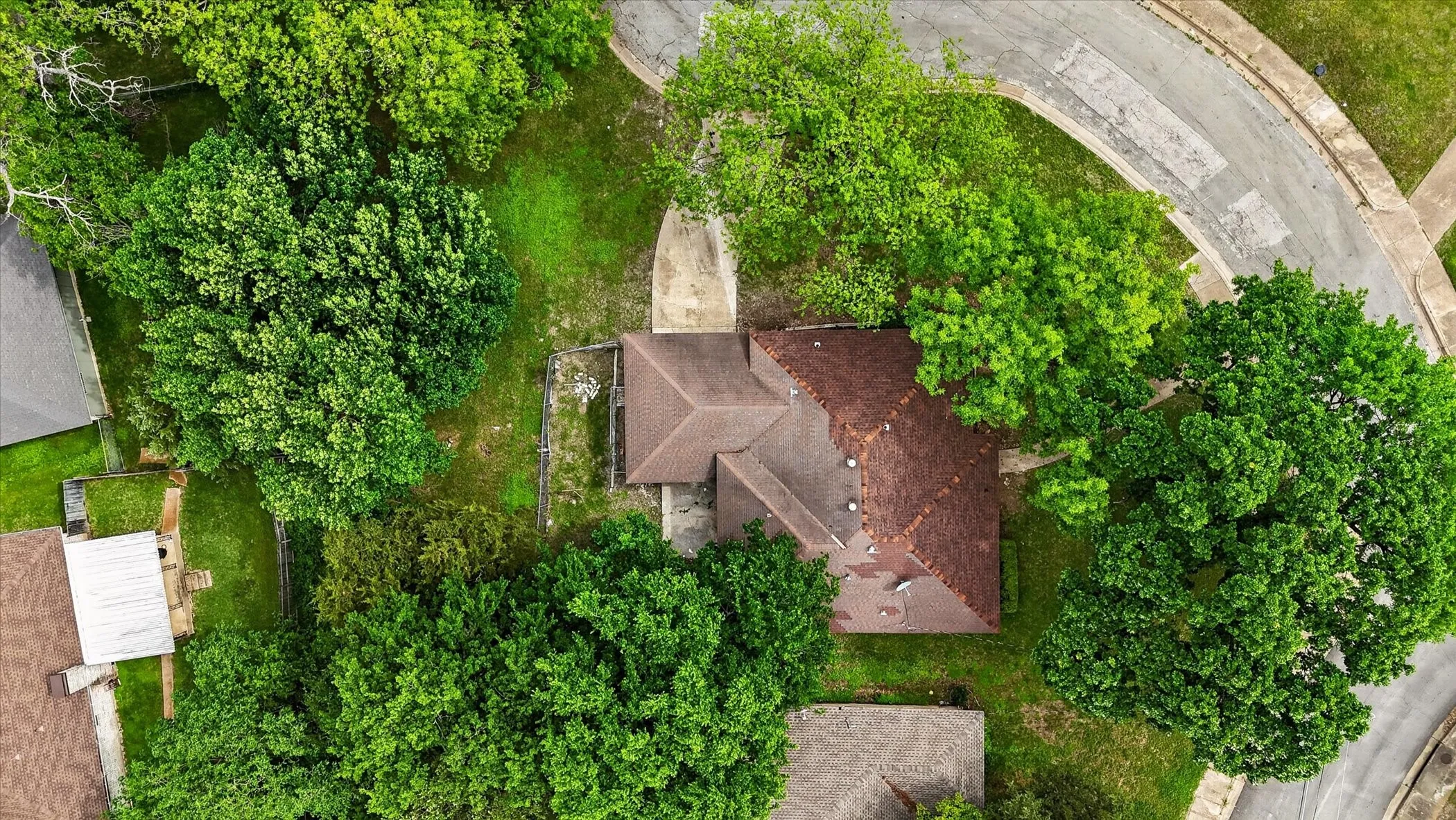 Single Family Residence For Sale in Dallas County , 1245 Whispering Court, Dallas, Texas 75241, 3 Bedroom, 2 Bathroom, 2 Garage spaces, 1,717 Sqft, built in 1963, Preowned, mls#21234399, Real Estate Agent in Dallas, Homes For Sale in Dallas county, Homes For Sale in Dallas, Realtor in Dallas Texas, Real Estate Brokerage Independent Realty Texas, Luminita Cordes Realtor
