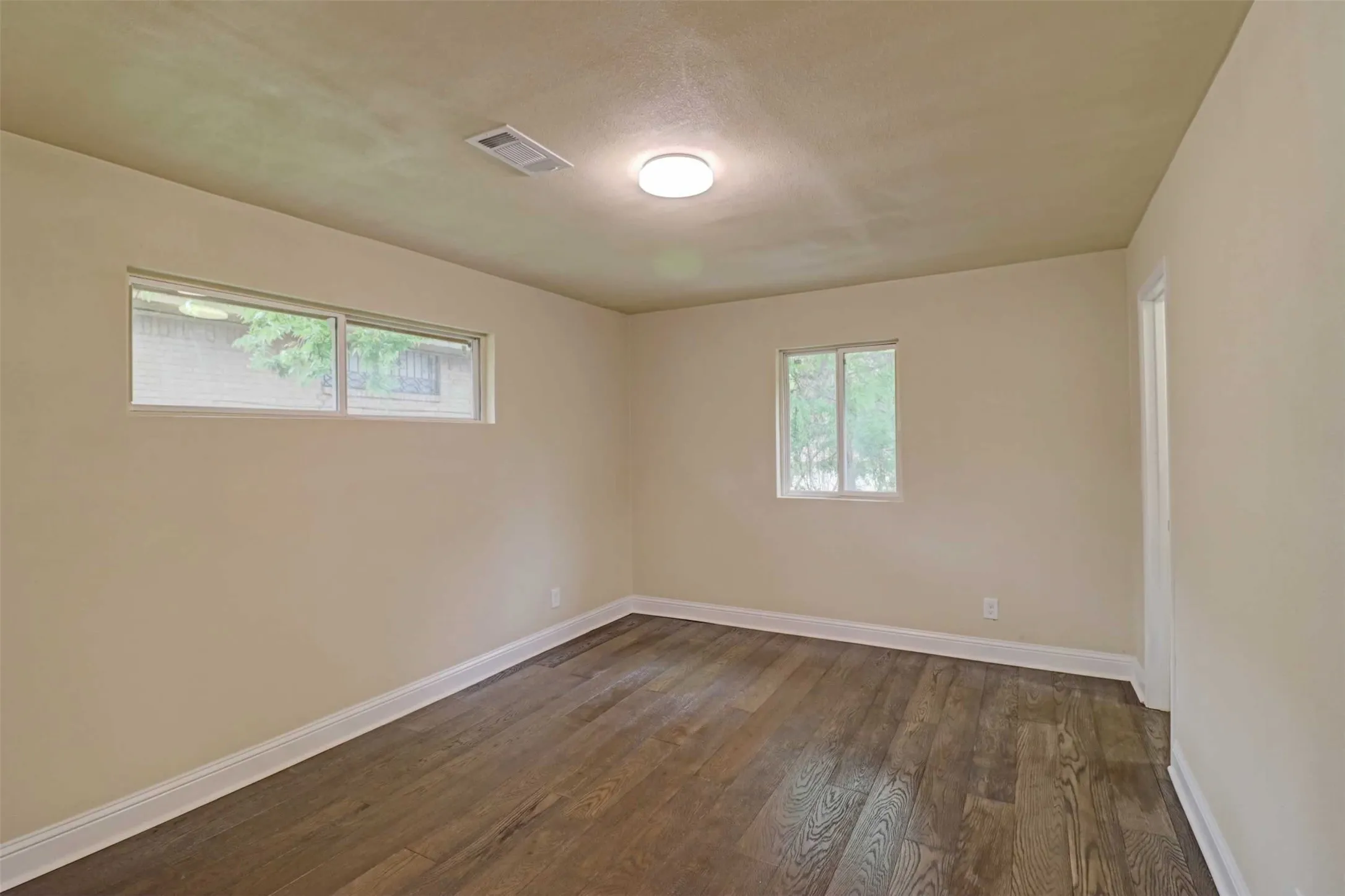 Single Family Residence For Sale in Dallas County , 1245 Whispering Court, Dallas, Texas 75241, 3 Bedroom, 2 Bathroom, 2 Garage spaces, 1,717 Sqft, built in 1963, Preowned, mls#21234399, Real Estate Agent in Dallas, Homes For Sale in Dallas county, Homes For Sale in Dallas, Realtor in Dallas Texas, Real Estate Brokerage Independent Realty Texas, Luminita Cordes Realtor