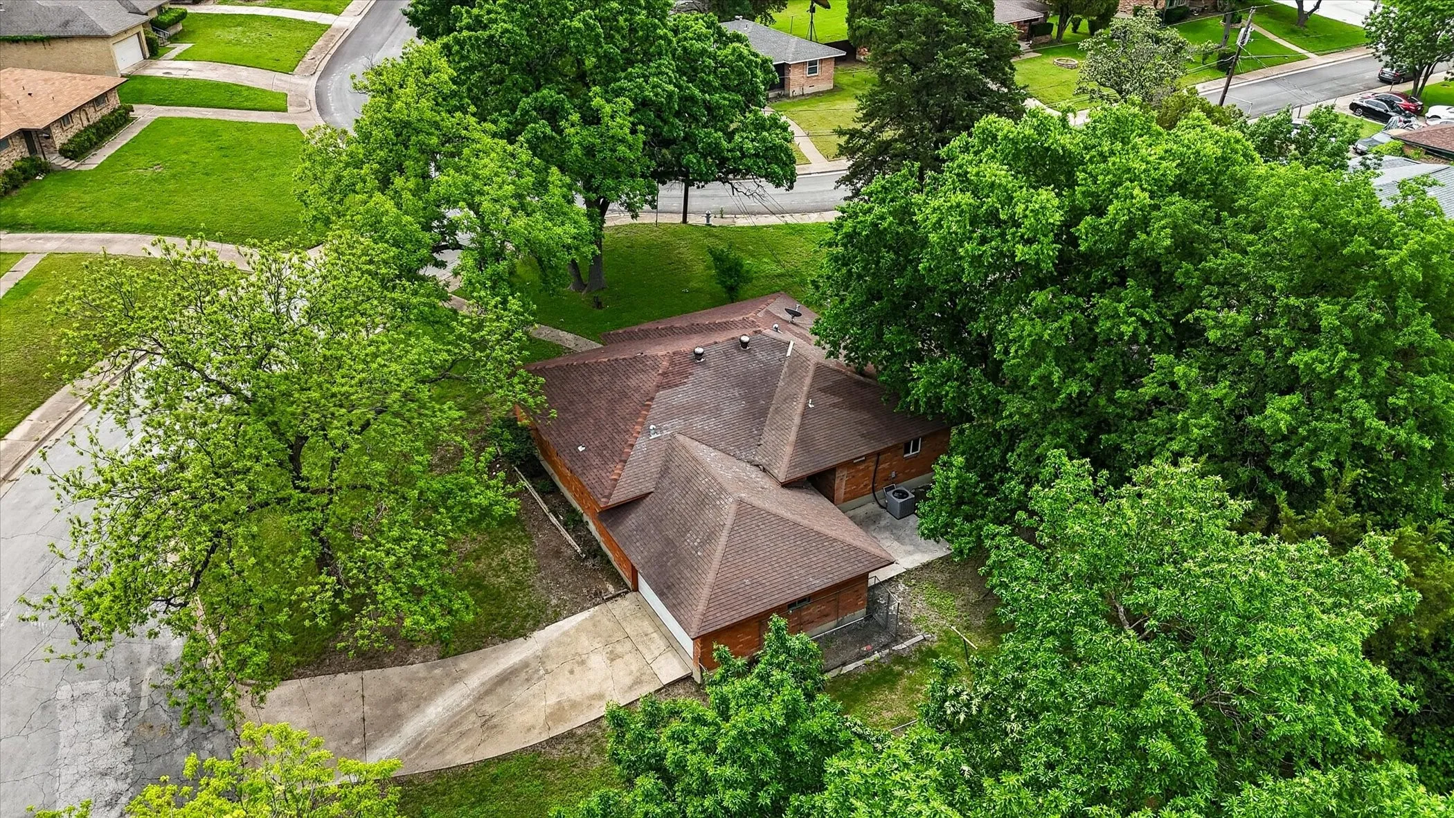Single Family Residence For Sale in Dallas County , 1245 Whispering Court, Dallas, Texas 75241, 3 Bedroom, 2 Bathroom, 2 Garage spaces, 1,717 Sqft, built in 1963, Preowned, mls#21234399, Real Estate Agent in Dallas, Homes For Sale in Dallas county, Homes For Sale in Dallas, Realtor in Dallas Texas, Real Estate Brokerage Independent Realty Texas, Luminita Cordes Realtor