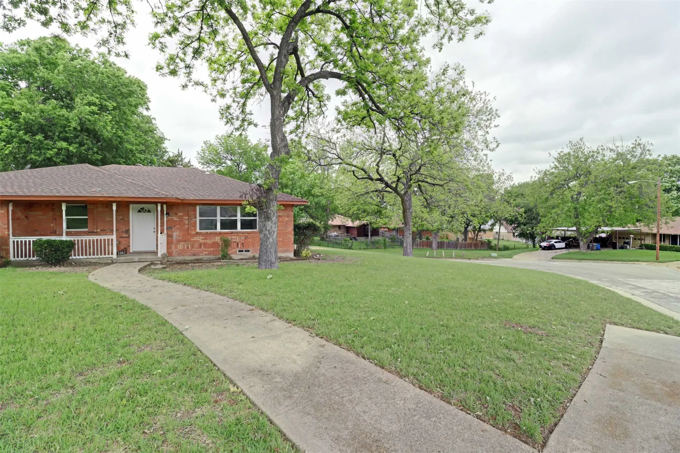 Single Family Residence For Sale in Dallas County , 1245 Whispering Court, Dallas, Texas 75241, 3 Bedroom, 2 Bathroom, 2 Garage spaces, 1,717 Sqft, built in 1963, Preowned, mls#21234399, Real Estate Agent in Dallas, Homes For Sale in Dallas county, Homes For Sale in Dallas, Realtor in Dallas Texas, Real Estate Brokerage Independent Realty Texas, Luminita Cordes Realtor