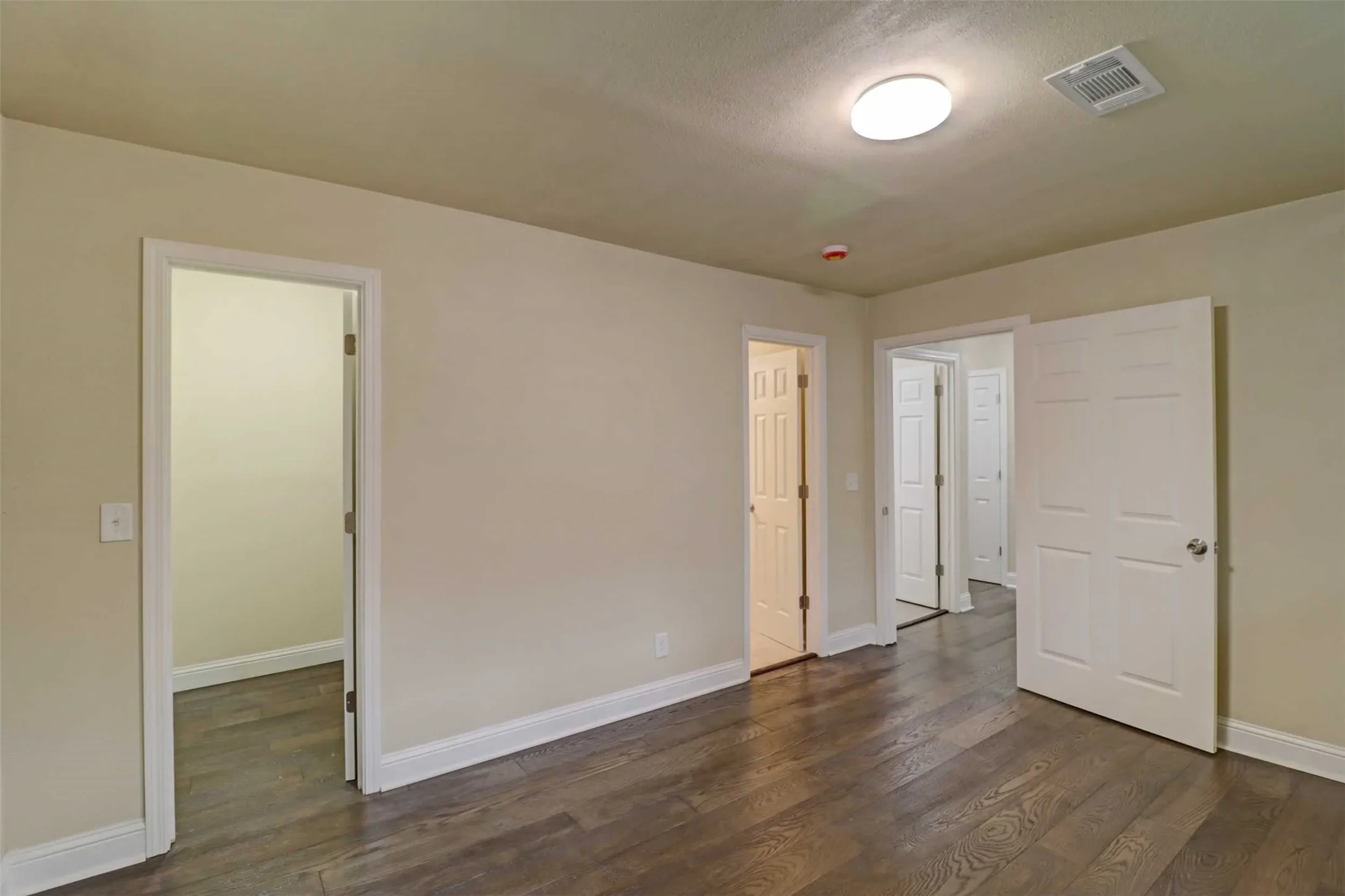 Single Family Residence For Sale in Dallas County , 1245 Whispering Court, Dallas, Texas 75241, 3 Bedroom, 2 Bathroom, 2 Garage spaces, 1,717 Sqft, built in 1963, Preowned, mls#21234399, Real Estate Agent in Dallas, Homes For Sale in Dallas county, Homes For Sale in Dallas, Realtor in Dallas Texas, Real Estate Brokerage Independent Realty Texas, Luminita Cordes Realtor