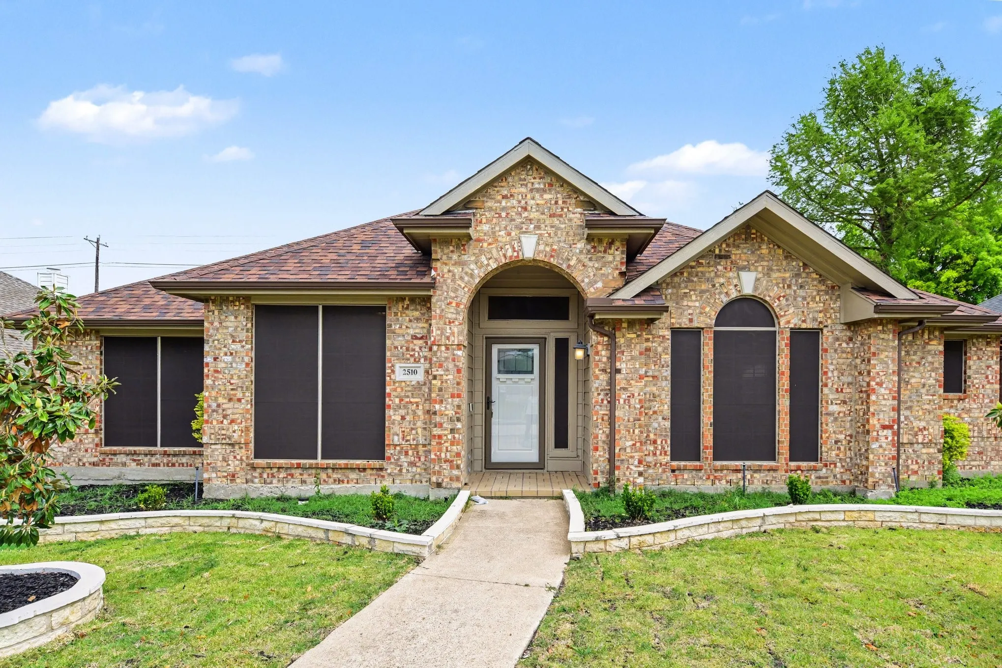 Single Family Residence For Sale in Rockwall County , 2510 Daybreak Drive, Rockwall, Texas 75032, 3 Bedroom, 2 Bathroom, 2 Garage spaces, 2,343 Sqft, built in 2009, mls#21237933, Real Estate Agent in Rockwall, Homes For Sale in Rockwall county, Homes For Sale in Rockwall, Realtor in Rockwall Texas, Real Estate Brokerage Independent Realty Texas, Luminita Cordes Realtor
