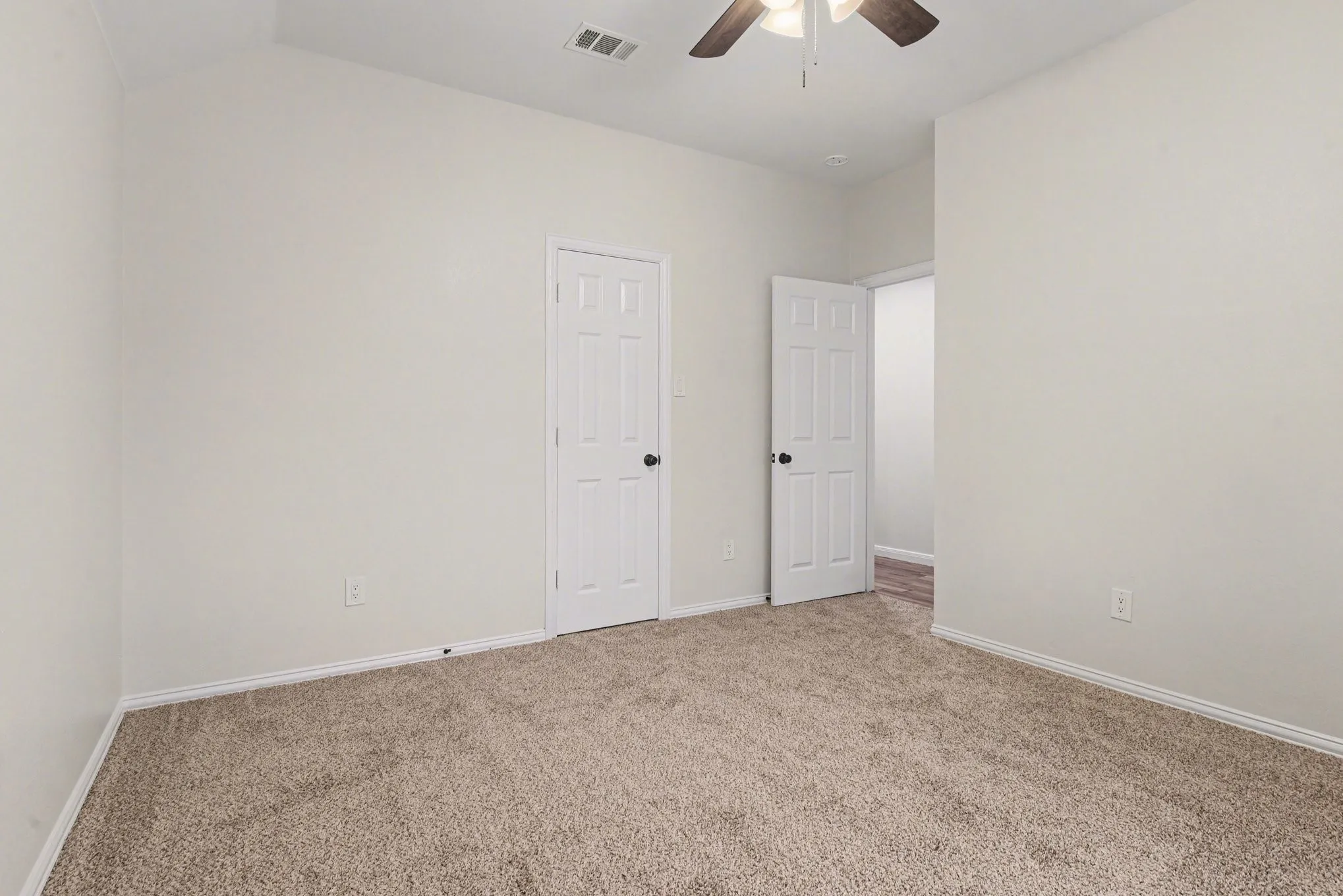 Single Family Residence For Sale in Rockwall County , 2510 Daybreak Drive, Rockwall, Texas 75032, 3 Bedroom, 2 Bathroom, 2 Garage spaces, 2,343 Sqft, built in 2009, mls#21237933, Real Estate Agent in Rockwall, Homes For Sale in Rockwall county, Homes For Sale in Rockwall, Realtor in Rockwall Texas, Real Estate Brokerage Independent Realty Texas, Luminita Cordes Realtor