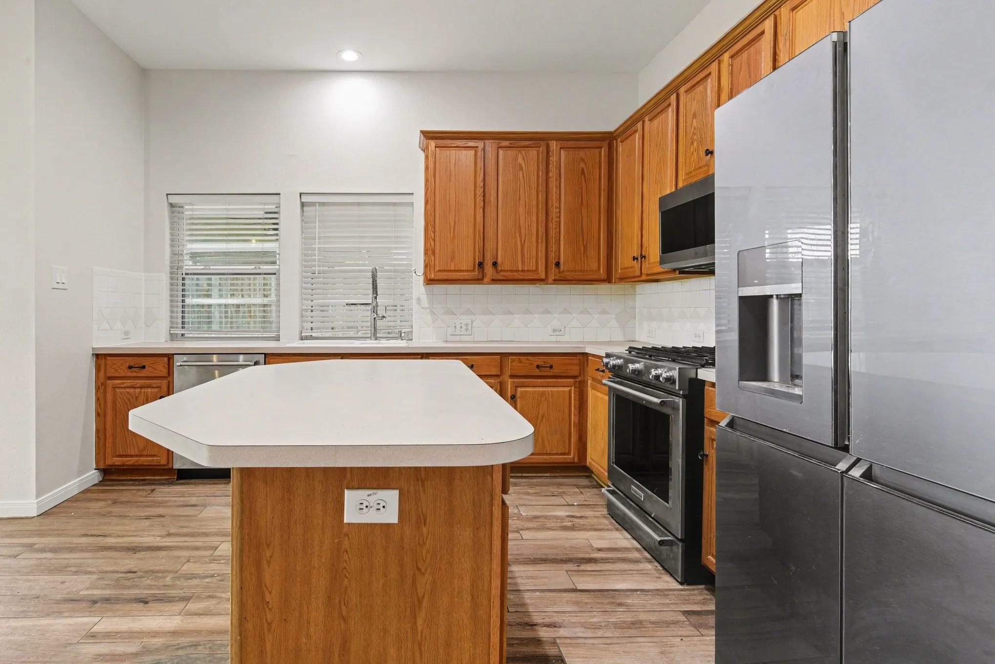Single Family Residence For Sale in Rockwall County , 2510 Daybreak Drive, Rockwall, Texas 75032, 3 Bedroom, 2 Bathroom, 2 Garage spaces, 2,343 Sqft, built in 2009, mls#21237933, Real Estate Agent in Rockwall, Homes For Sale in Rockwall county, Homes For Sale in Rockwall, Realtor in Rockwall Texas, Real Estate Brokerage Independent Realty Texas, Luminita Cordes Realtor