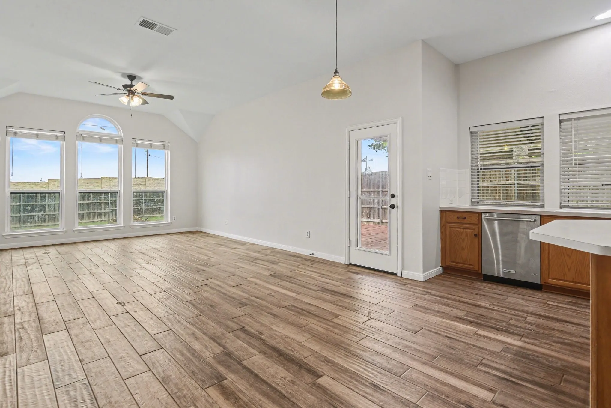 Single Family Residence For Sale in Rockwall County , 2510 Daybreak Drive, Rockwall, Texas 75032, 3 Bedroom, 2 Bathroom, 2 Garage spaces, 2,343 Sqft, built in 2009, mls#21237933, Real Estate Agent in Rockwall, Homes For Sale in Rockwall county, Homes For Sale in Rockwall, Realtor in Rockwall Texas, Real Estate Brokerage Independent Realty Texas, Luminita Cordes Realtor