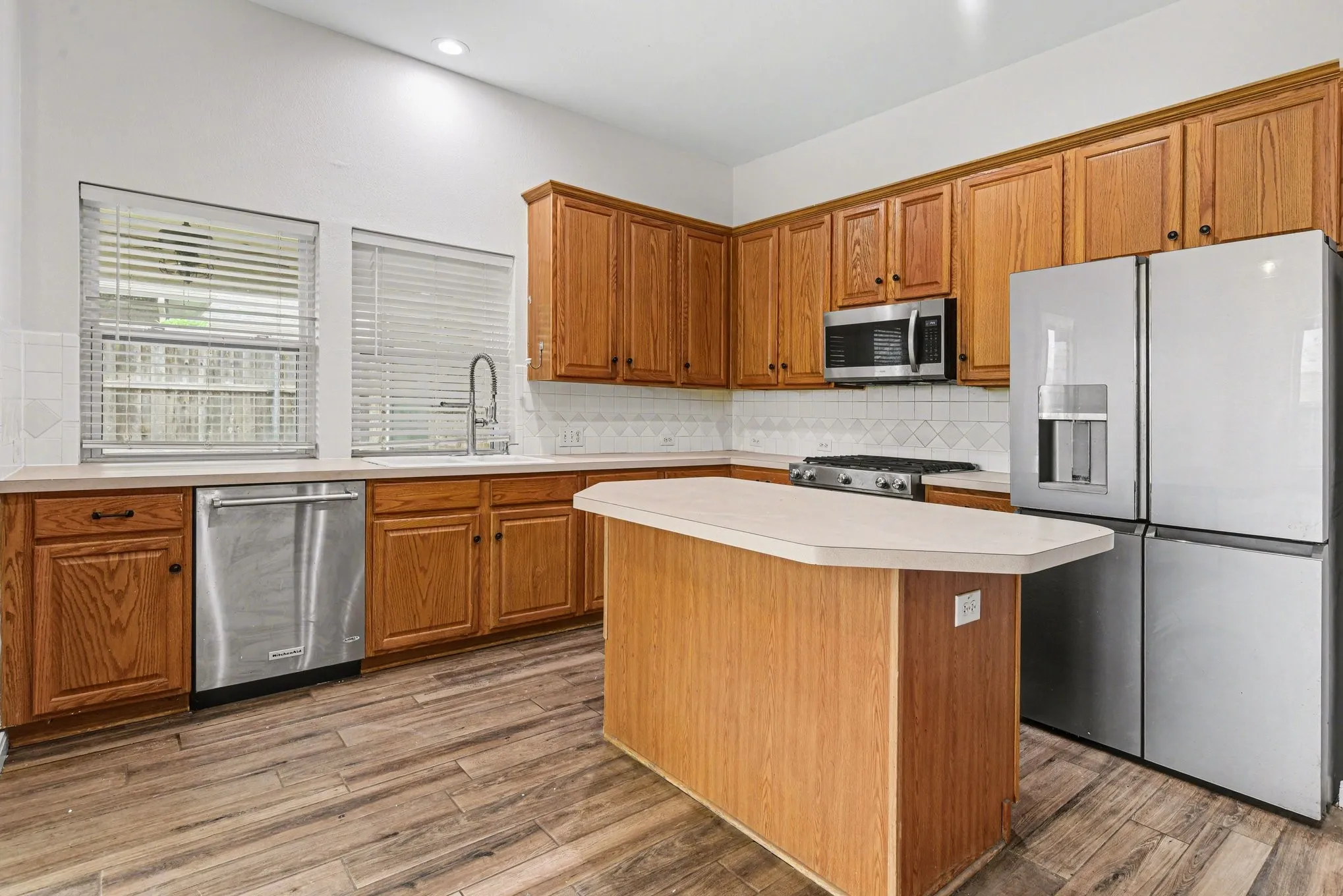 Single Family Residence For Sale in Rockwall County , 2510 Daybreak Drive, Rockwall, Texas 75032, 3 Bedroom, 2 Bathroom, 2 Garage spaces, 2,343 Sqft, built in 2009, mls#21237933, Real Estate Agent in Rockwall, Homes For Sale in Rockwall county, Homes For Sale in Rockwall, Realtor in Rockwall Texas, Real Estate Brokerage Independent Realty Texas, Luminita Cordes Realtor