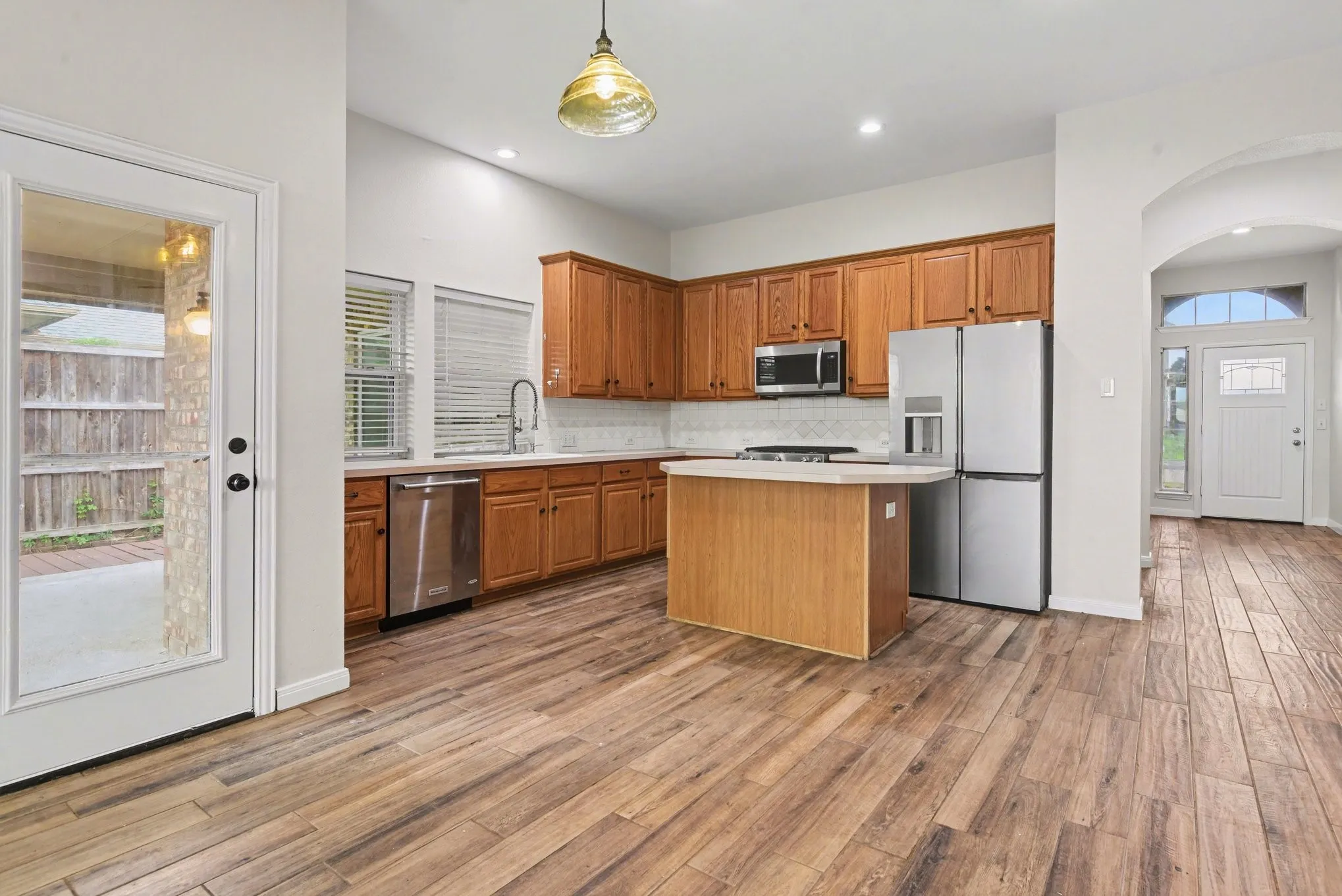 Single Family Residence For Sale in Rockwall County , 2510 Daybreak Drive, Rockwall, Texas 75032, 3 Bedroom, 2 Bathroom, 2 Garage spaces, 2,343 Sqft, built in 2009, mls#21237933, Real Estate Agent in Rockwall, Homes For Sale in Rockwall county, Homes For Sale in Rockwall, Realtor in Rockwall Texas, Real Estate Brokerage Independent Realty Texas, Luminita Cordes Realtor